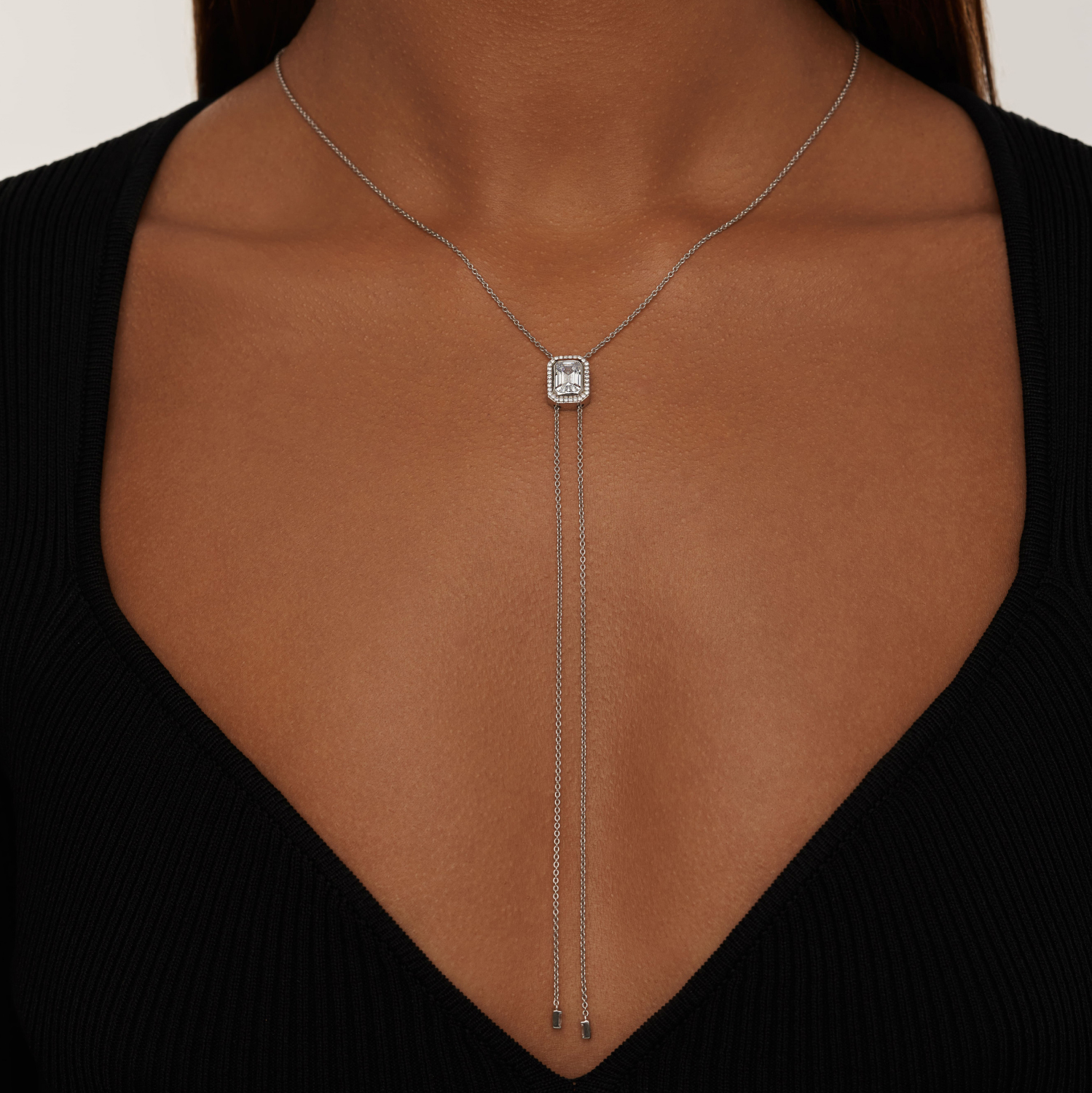 Серебряное колье-галстук Midnight с крупным фианитом в огранке Эмеральд MIE
Серебряное колье-галстук Midnight с крупным фианитом в огранке Эмеральд MIE