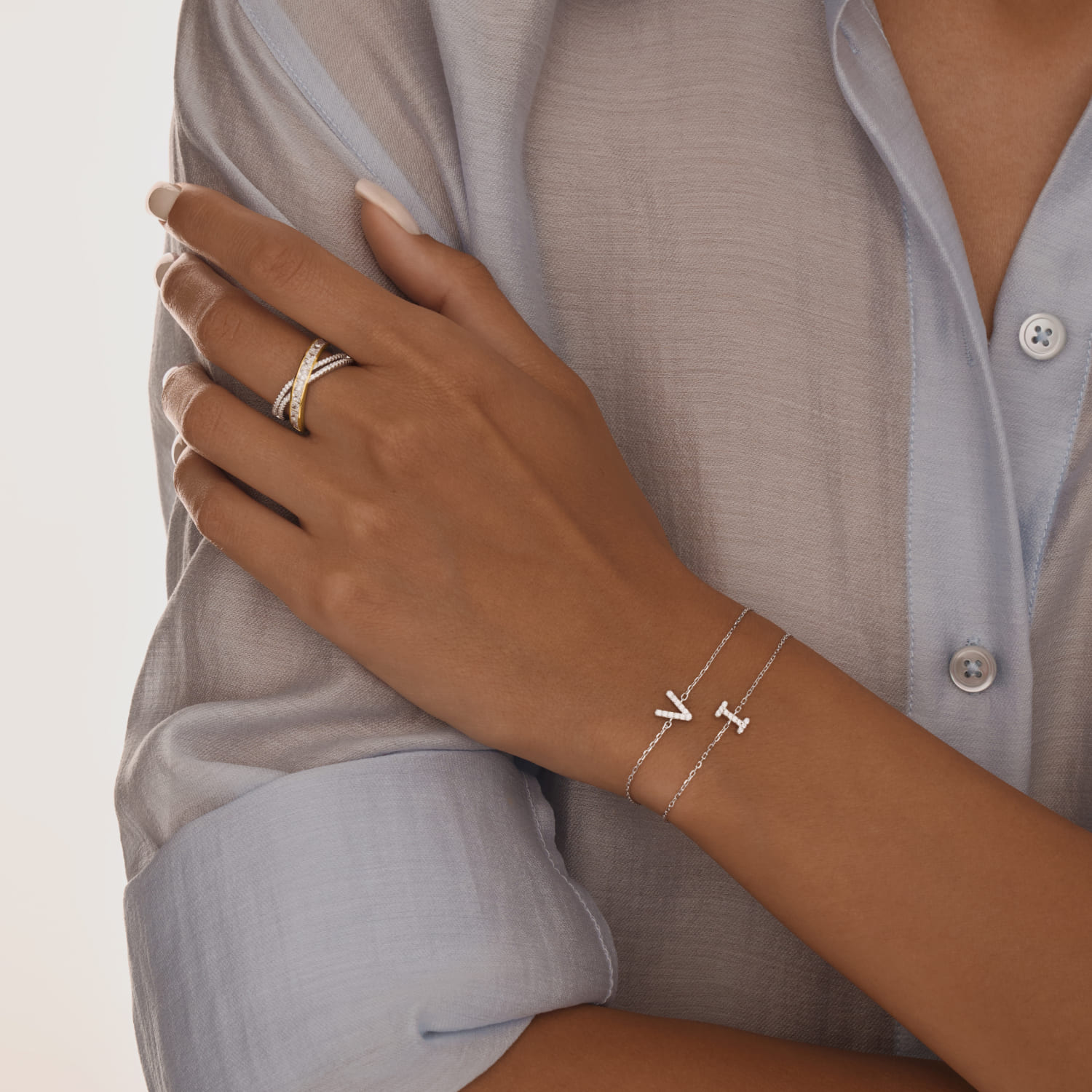 Серебряный браслет с буквой V MIESTILO MIE
Серебряный браслет с буквой V MIESTILO MIE