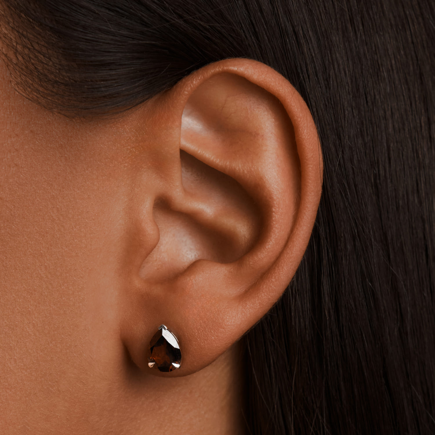 

Серебряные серьги-пусеты EROS с натуральным гранатом MIE