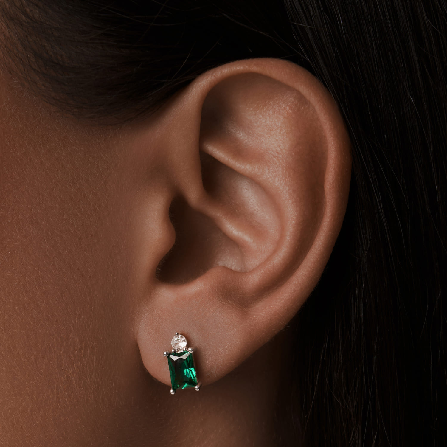 Серьги пусеты Энергия с зелёным фианитом из серебра MIE