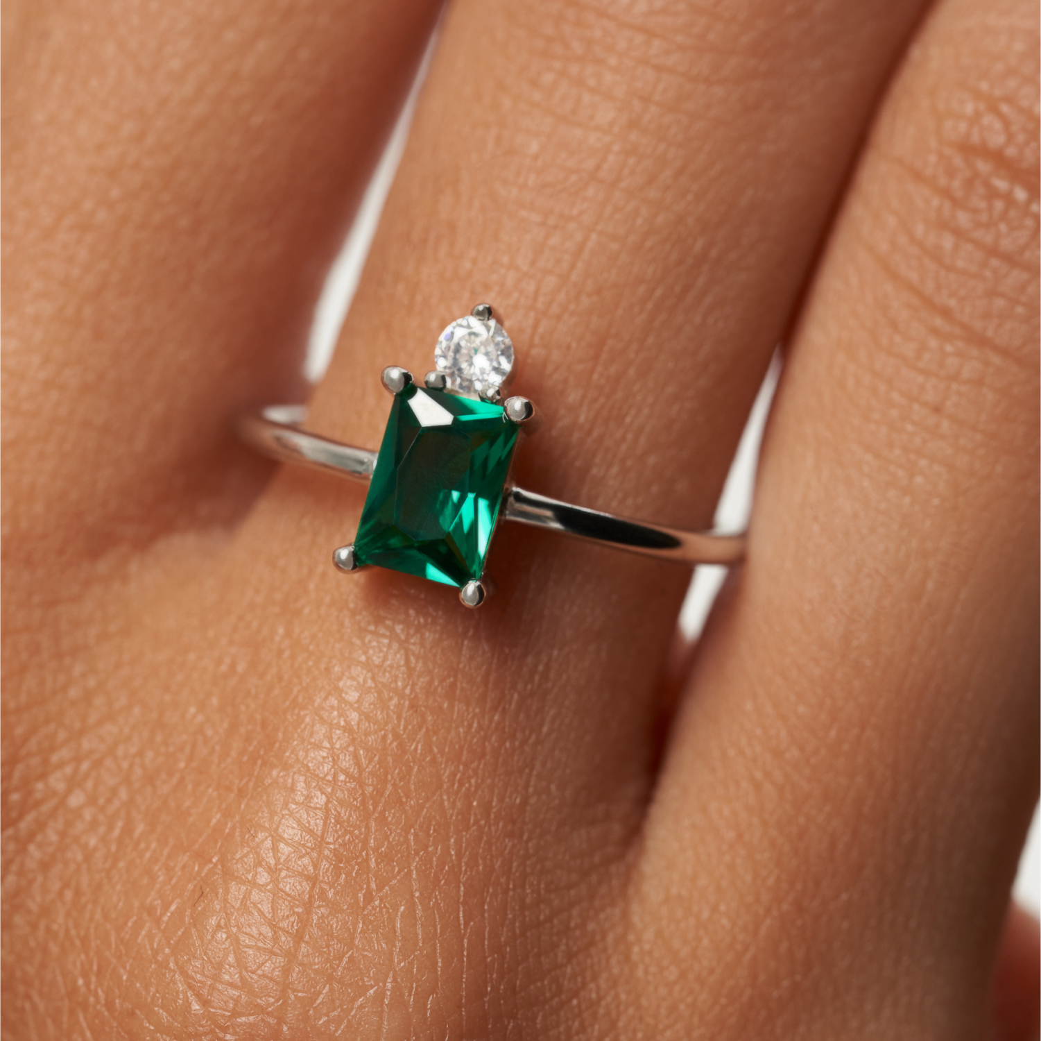 Серебряное кольцо с зеленым фианитом 
