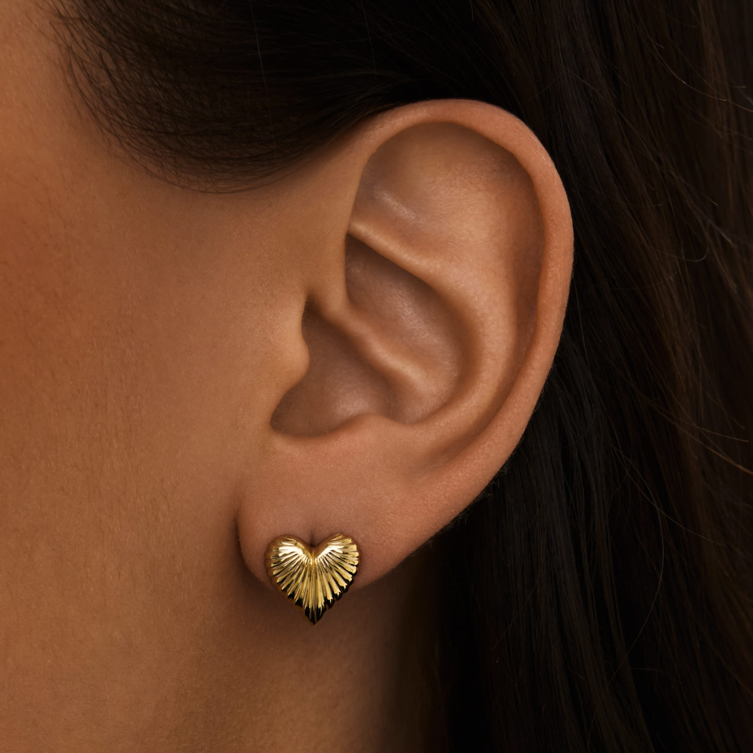 

Серебряные серьги в форме фактурного сердца в покрытии желтое золото MIE