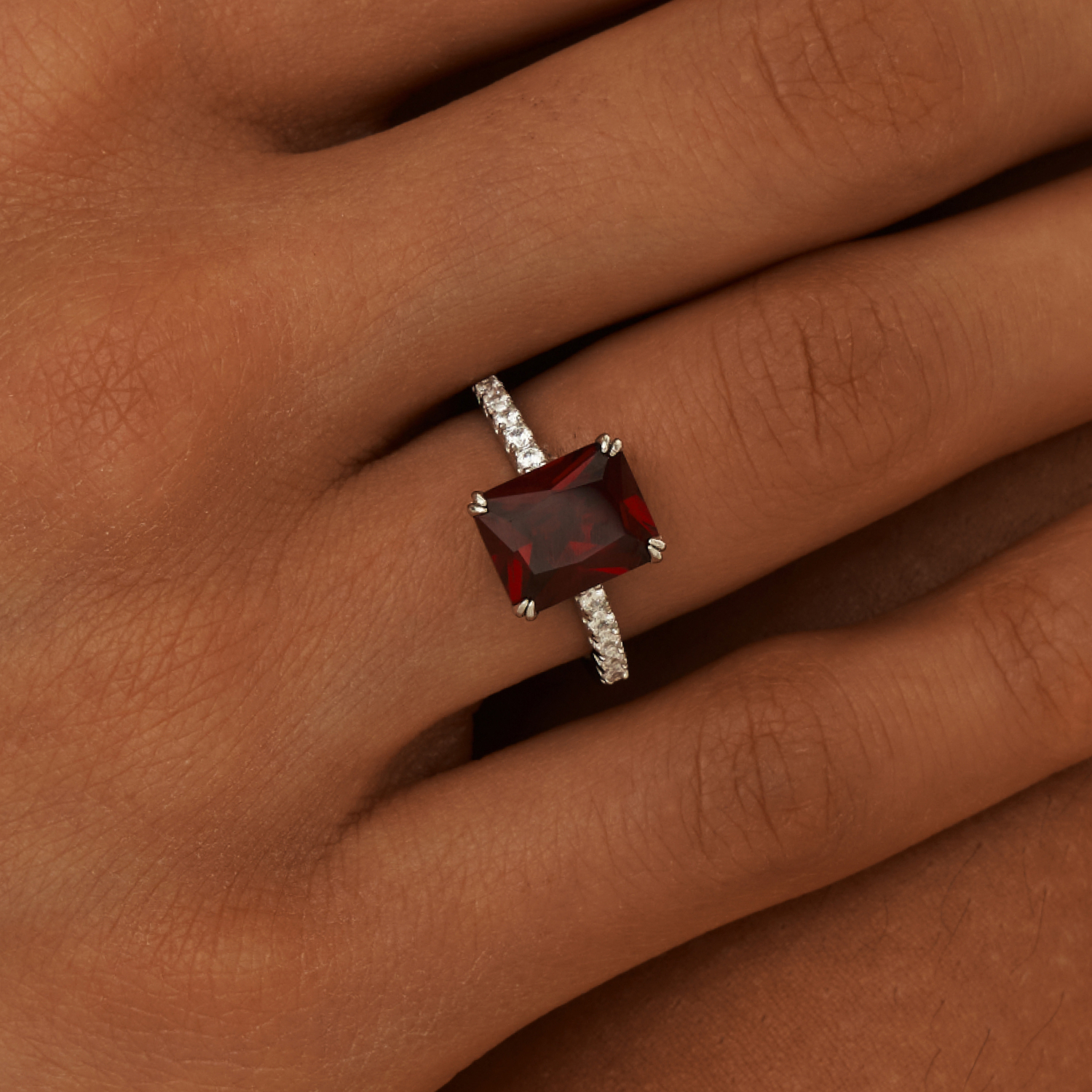 

Серебряное кольцо с красным камнем MIE