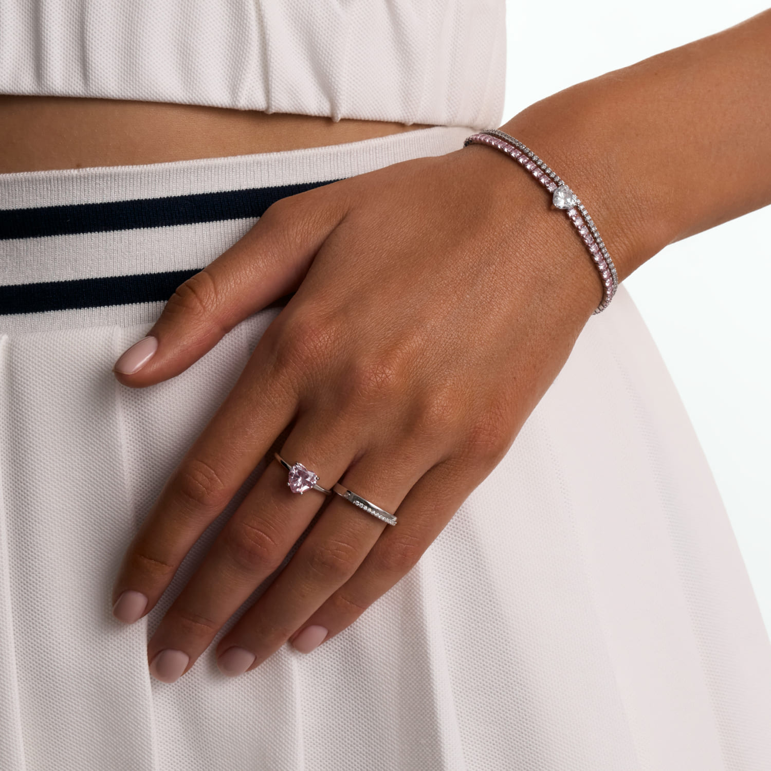 Արծաթե մատանի՝ խորանարդ ցիրկոնիումի շարքով MIE