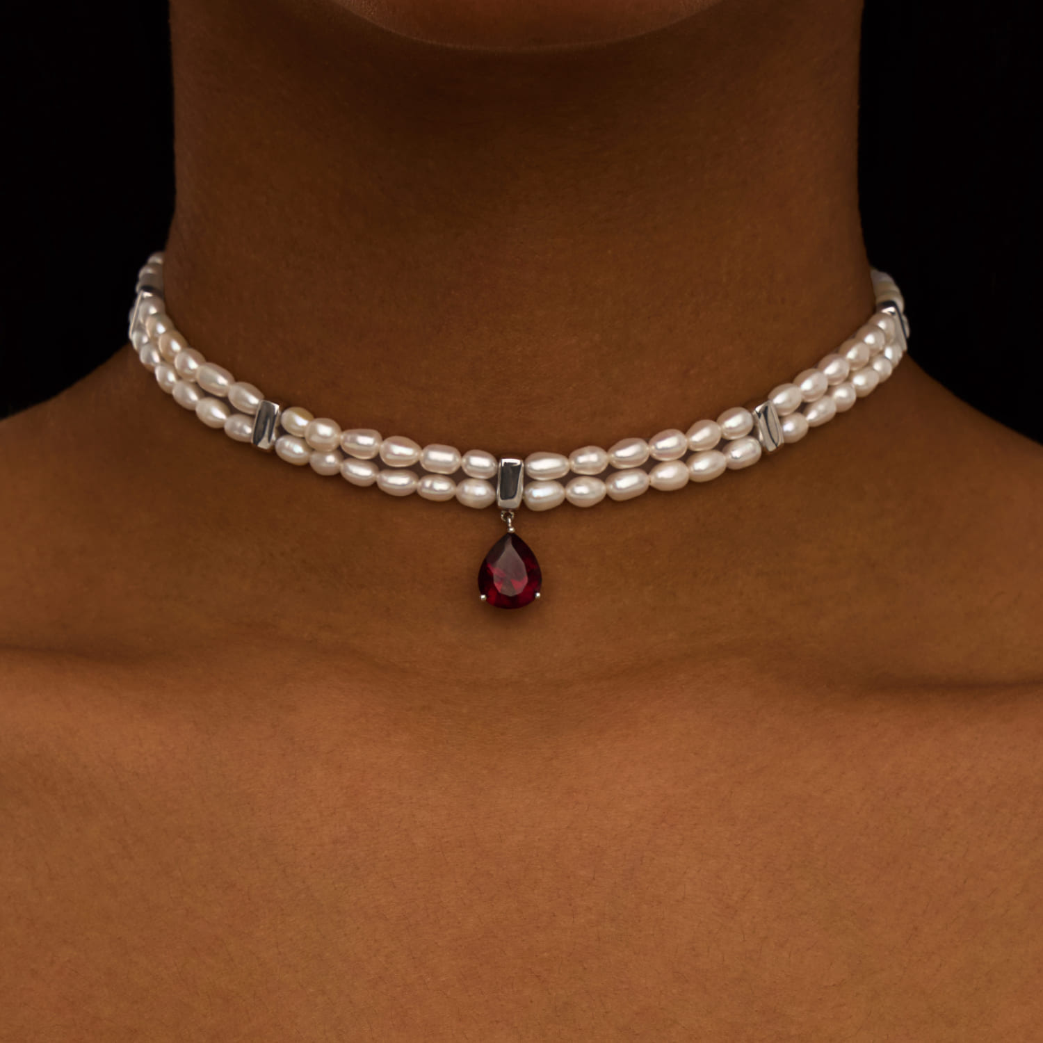 

Серебряный чокер SICILIA из жемчуга и красным камнем MIE