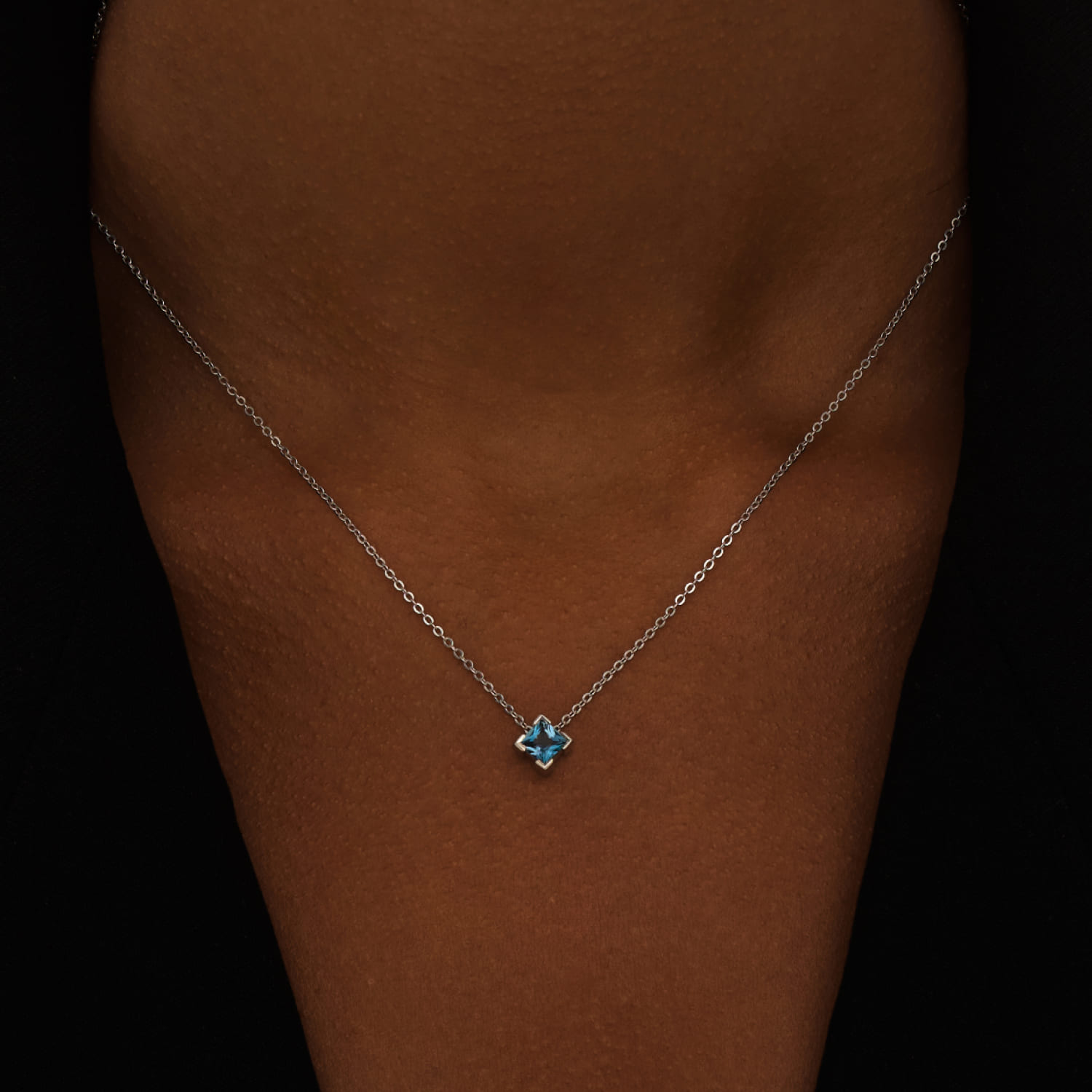 

Серебряное колье PURITY с London топазом MIE
