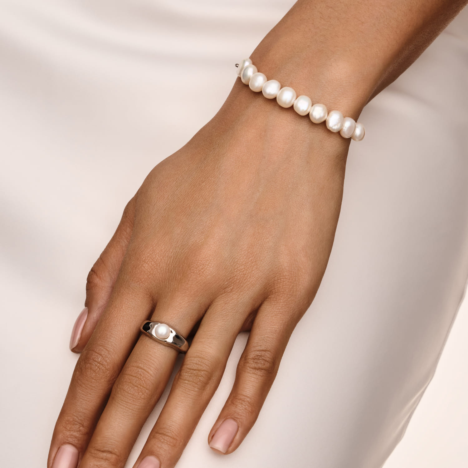 MIESTILO MIE-ի նրբագեղ ապարանջան մարգարիտներով և շեշտադրող շղթայով