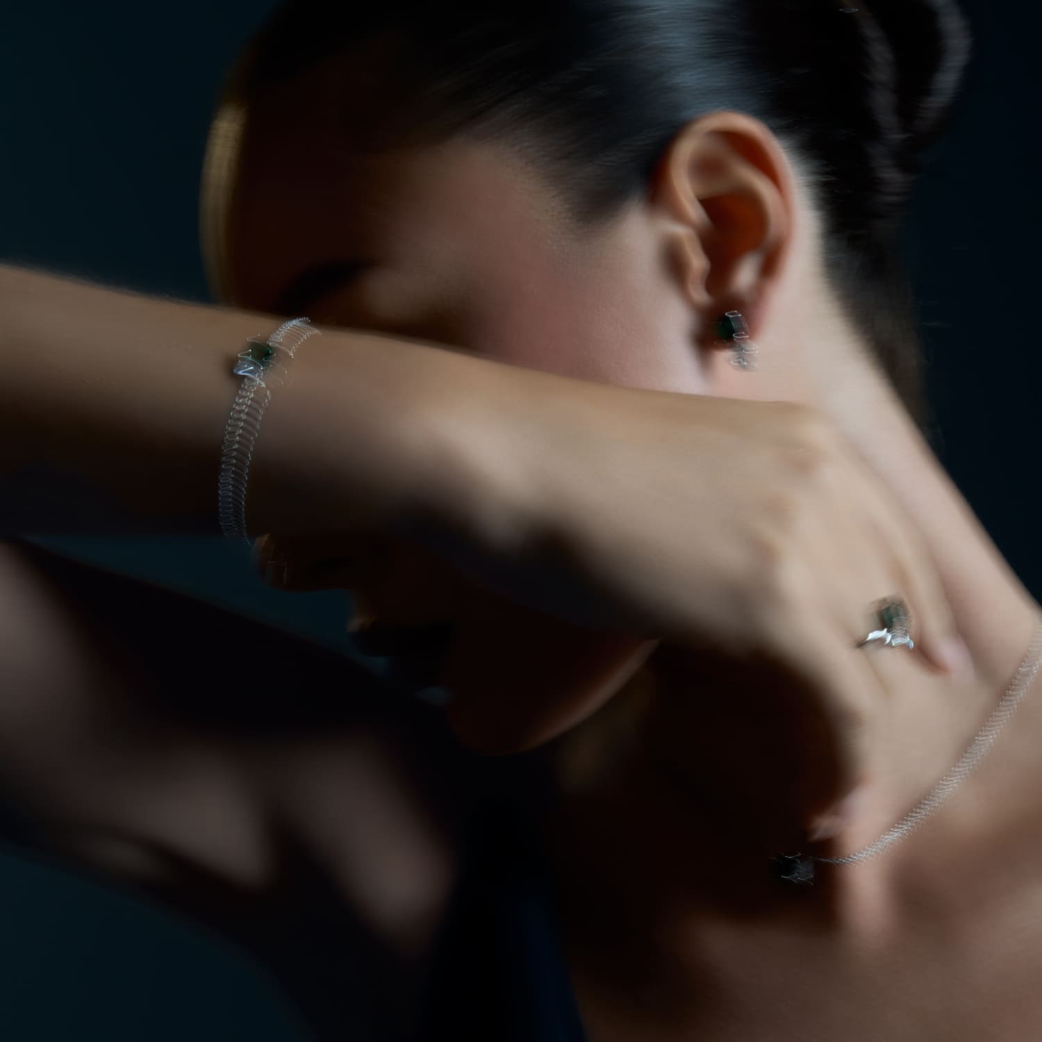 ESSENCE արծաթե ապարանջան մշակված զմրուխտով MIE