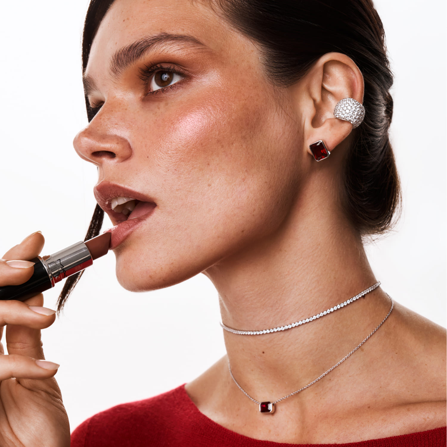 Արծաթե չոկե վզնոց՝ խորանարդ ցիրկոնե մետալով MIE