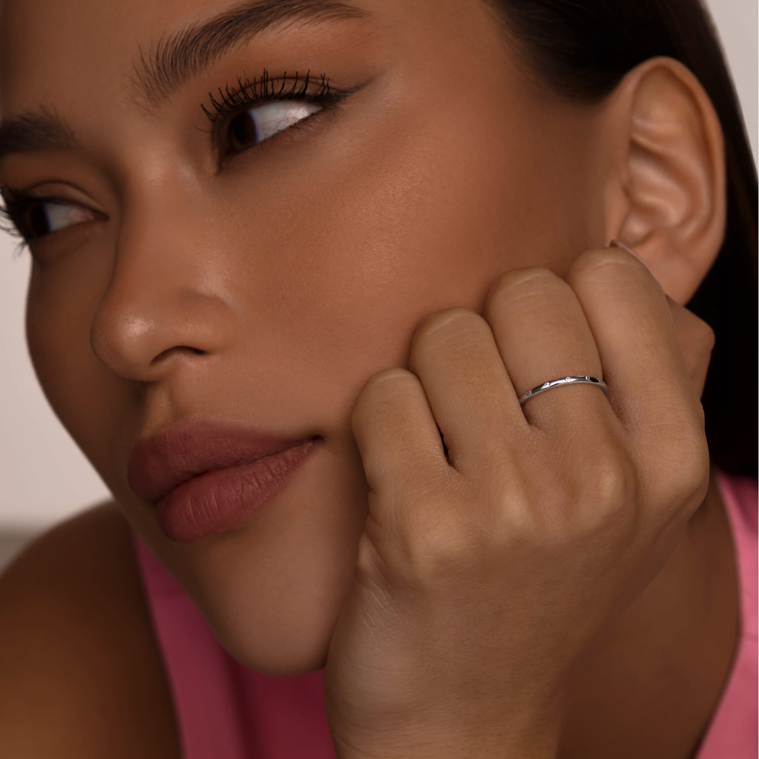 Բարակ արծաթե մատանի խորանարդ ցիրկոնե մետալով MIESTILO MIE