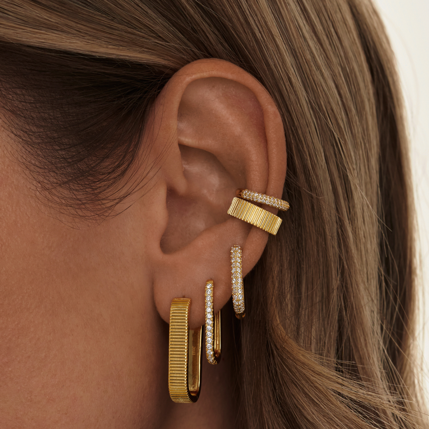 Ոսկեզօծ բազային թևնոց՝ արծաթից պատրաստված խորանարդ ցիրկոնե երիզով MIE