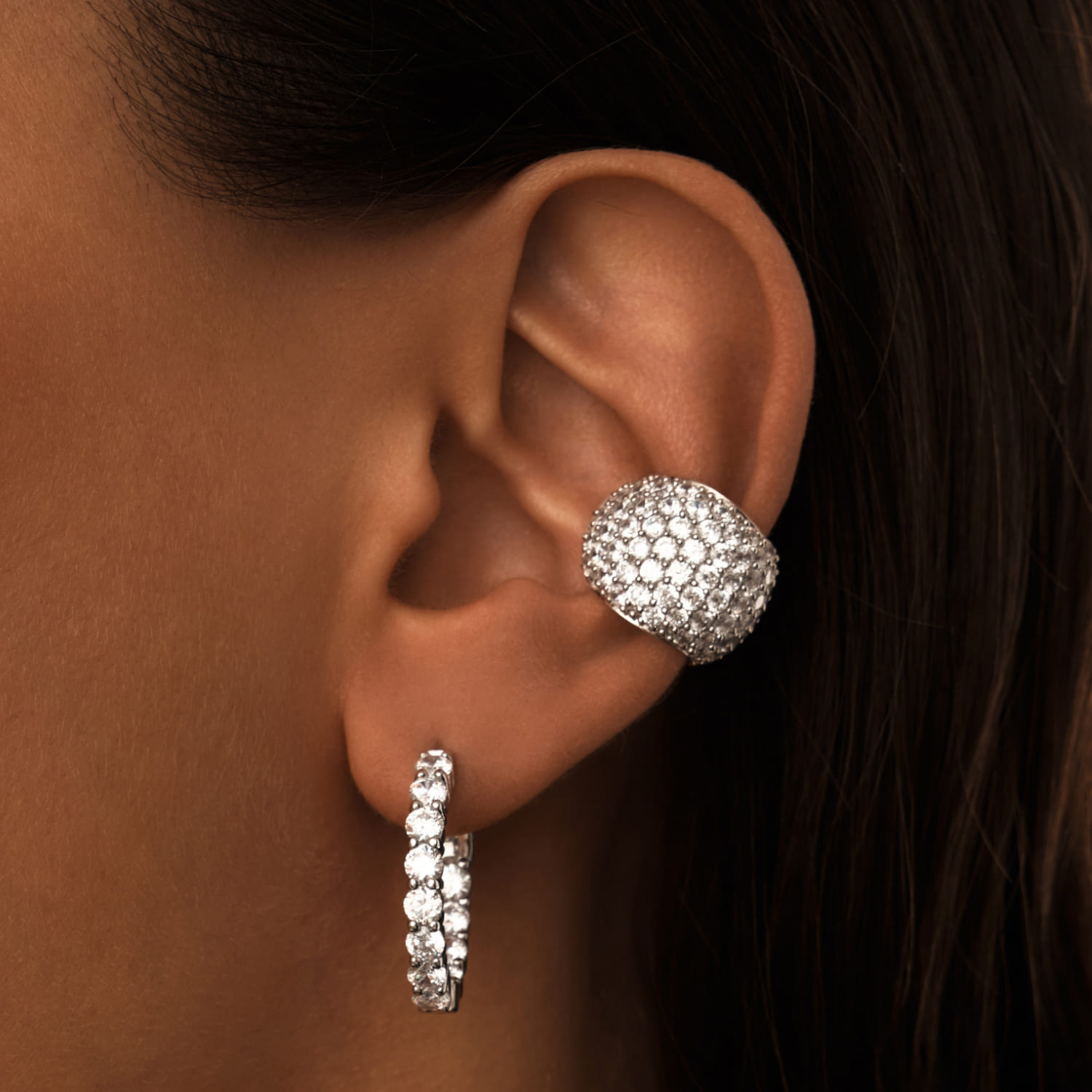 Արծաթե լայն թևնոց սպիտակ քարերով MIE