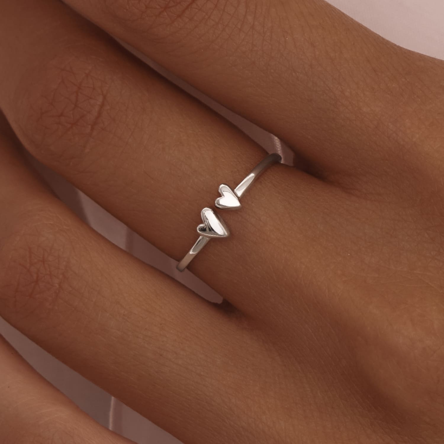 

Регулируемое кольцо из серебра с двумя миниатюрными сердечками MIESTILO MIE