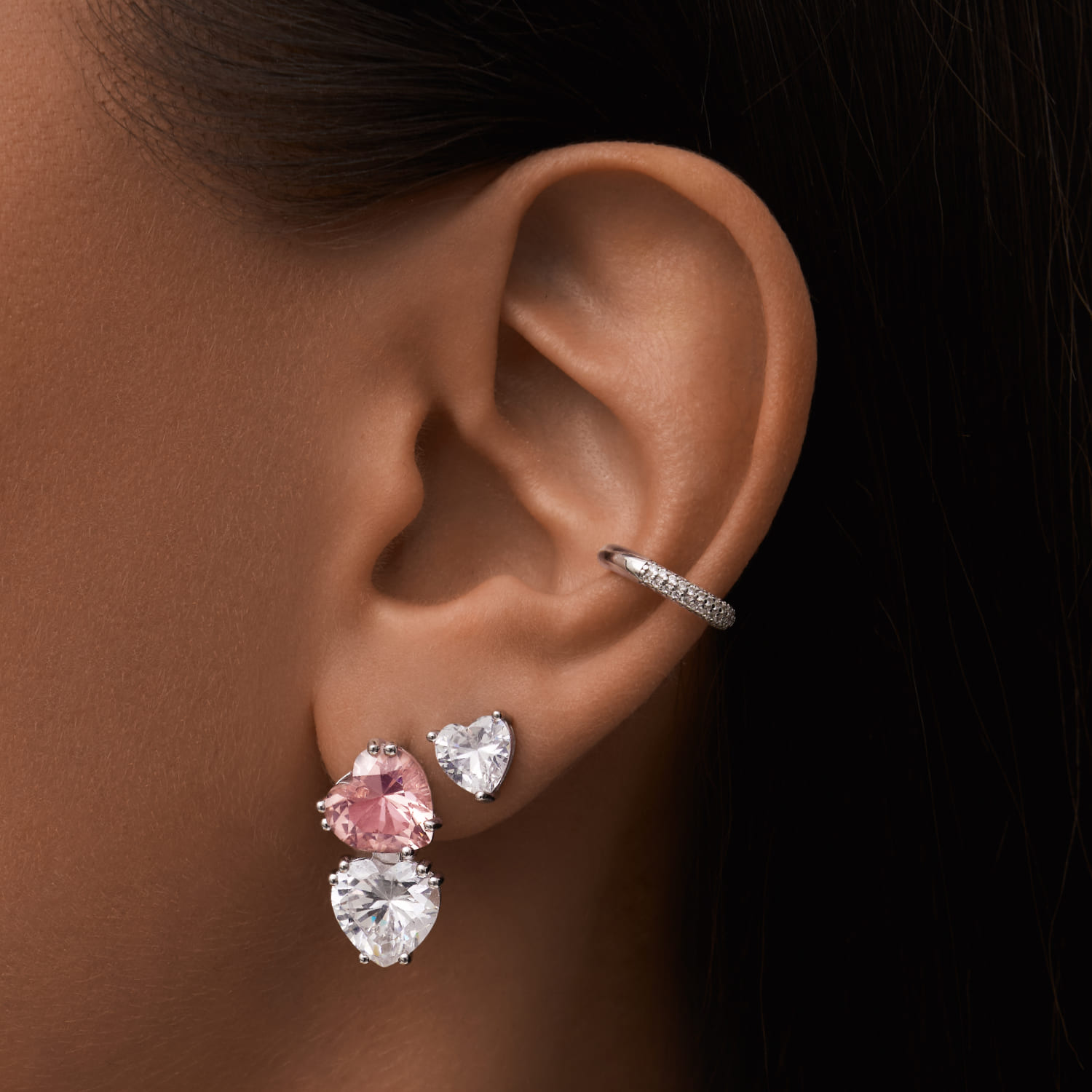 Արծաթե հիմքով թևնոց՝ խորանարդ ցիրկոնիումով MIE