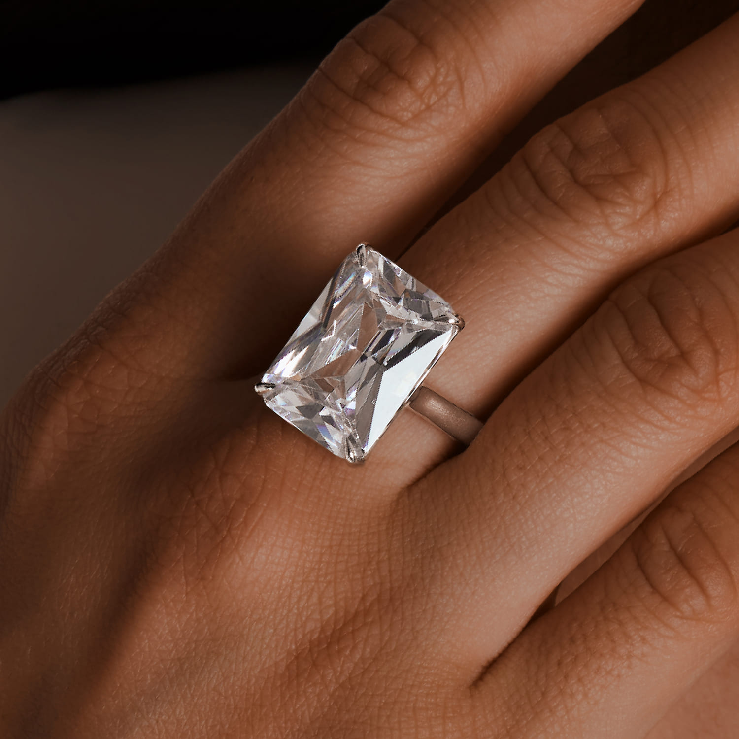 

Коктейльное кольцо из серебра с фианитом Октагон MIE