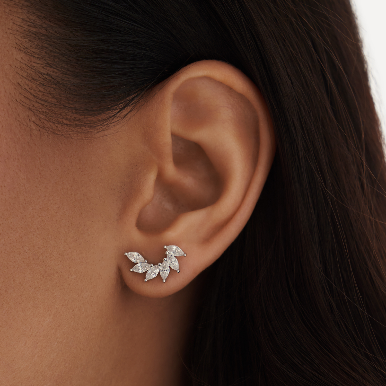 

Серебряные серьги-гвоздики с фианитами в огранке маркиз MIE