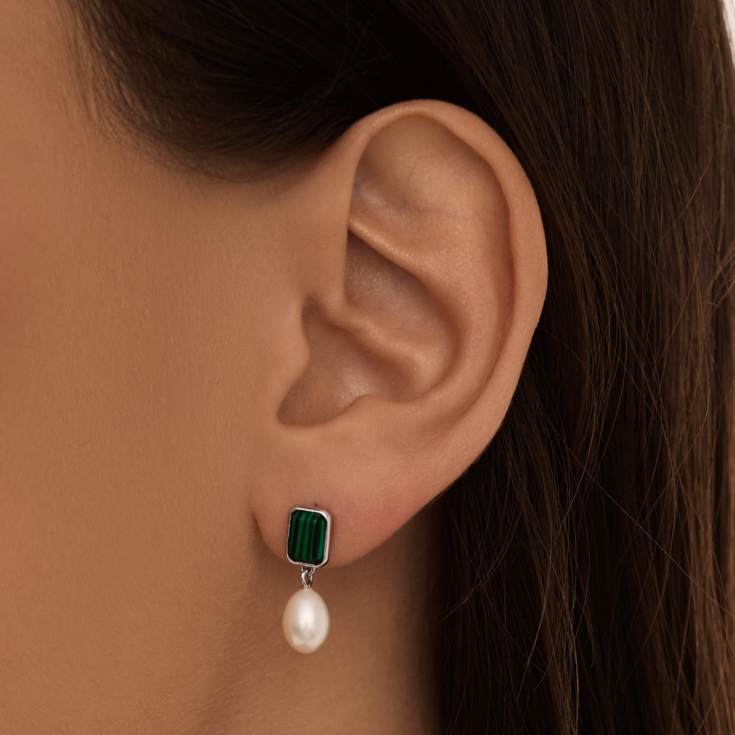 

Серебряные серьги с синтетическим малахитом и культивированным речным жемчугом MIESTILO MIE