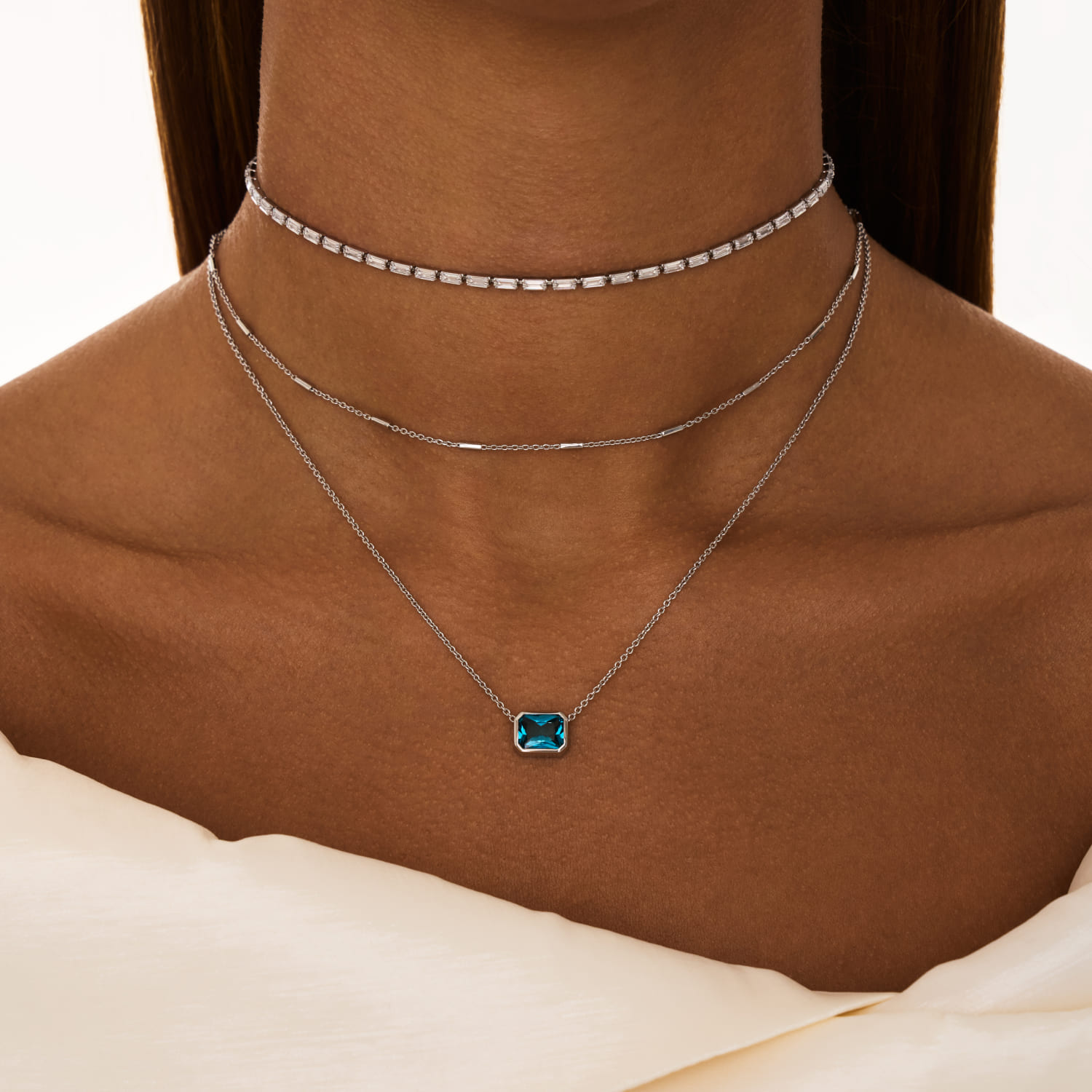 

Серебряное колье с синим фианитом MIE