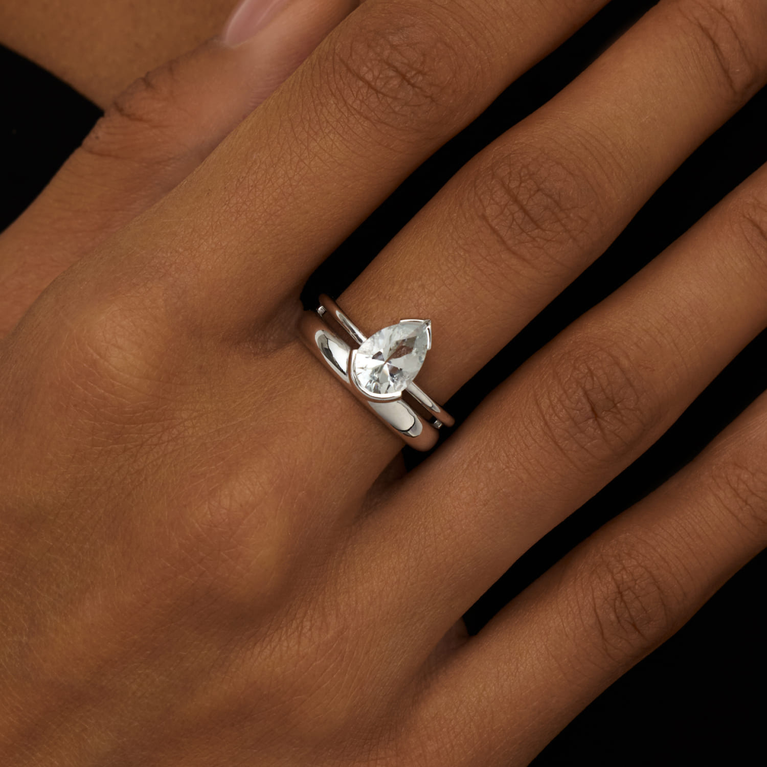 

Серебряное кольцо PURITY с белым топазом MIE