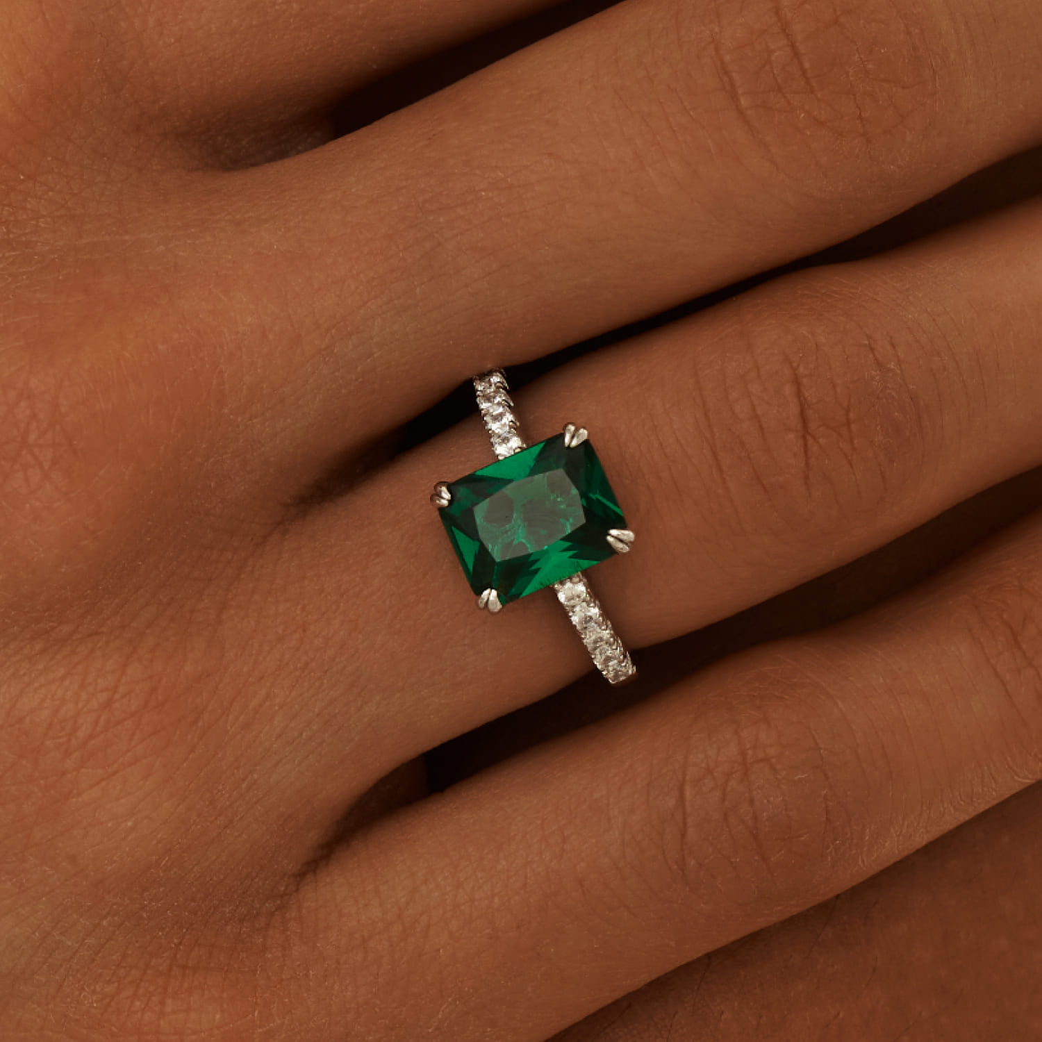 

Серебряное кольцо с зеленым камнем MIE