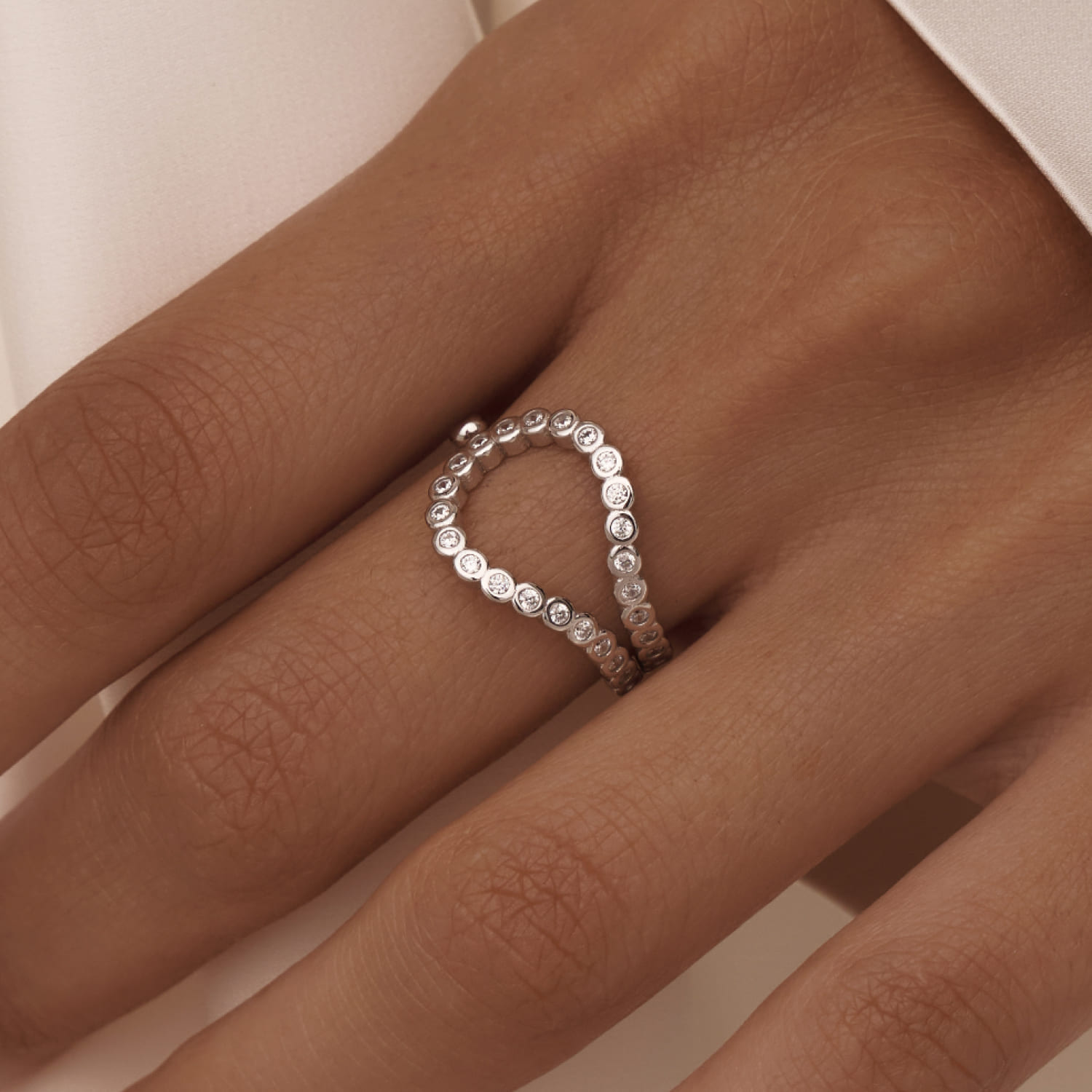 

Серебряное кольцо с фианитами MIE