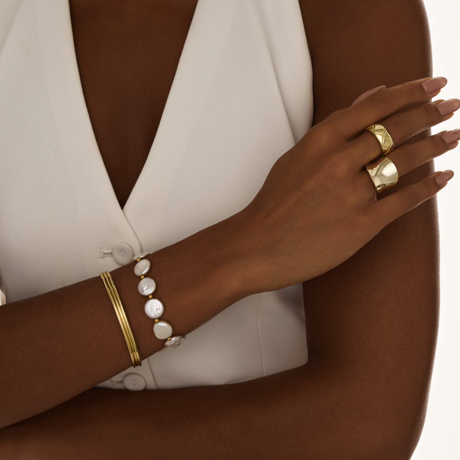 Լայն գոգավոր մատանի՝ պատրաստված դեղին ոսկով պատված արծաթից MIE