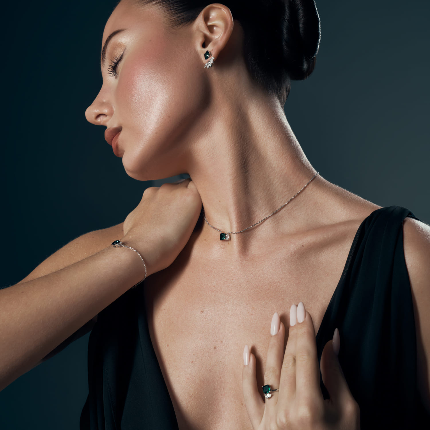 ESSENCE արծաթե վզնոց՝ մշակված զմրուխտով MIE