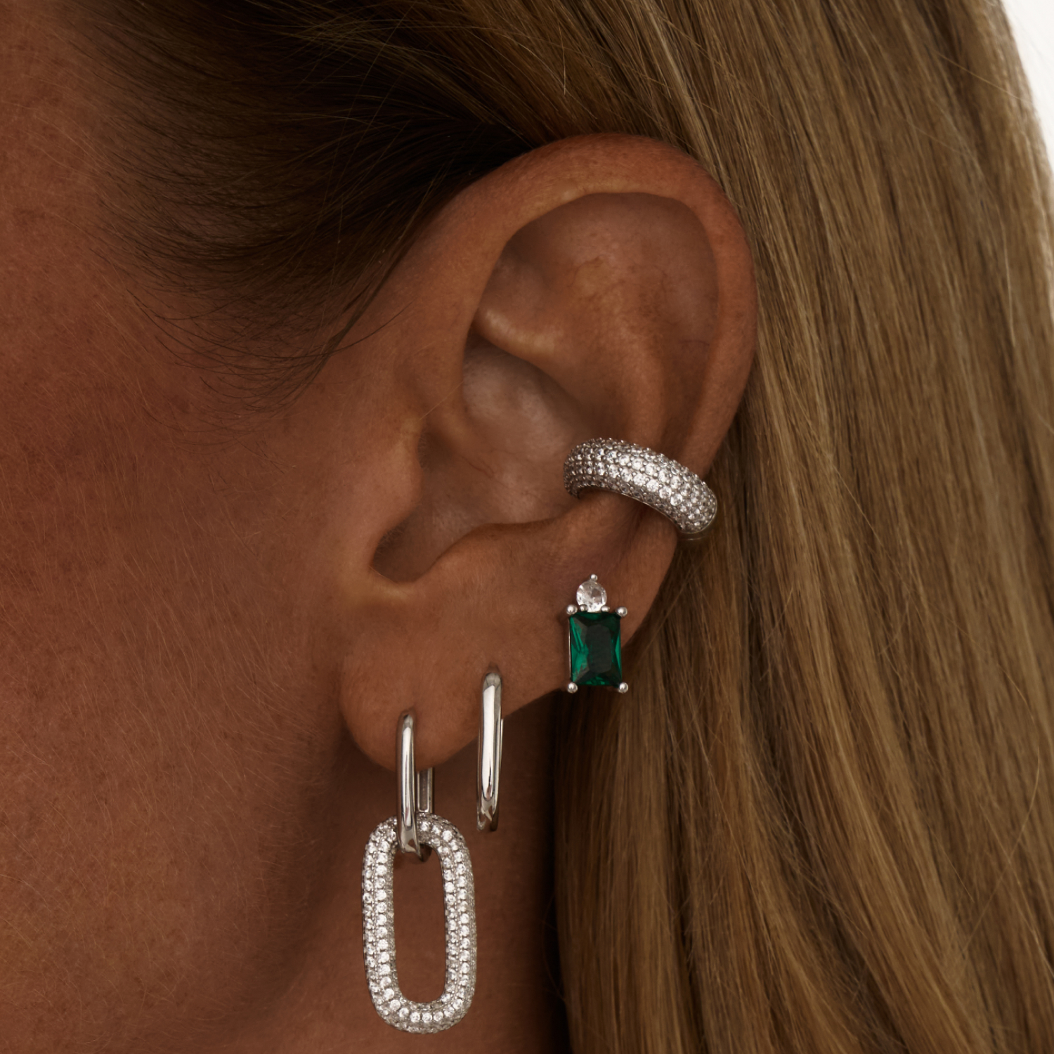 «Էներգիա» արծաթե ականջօղեր՝ կանաչ խորանարդ ցիրկոնիումով MIE-ից