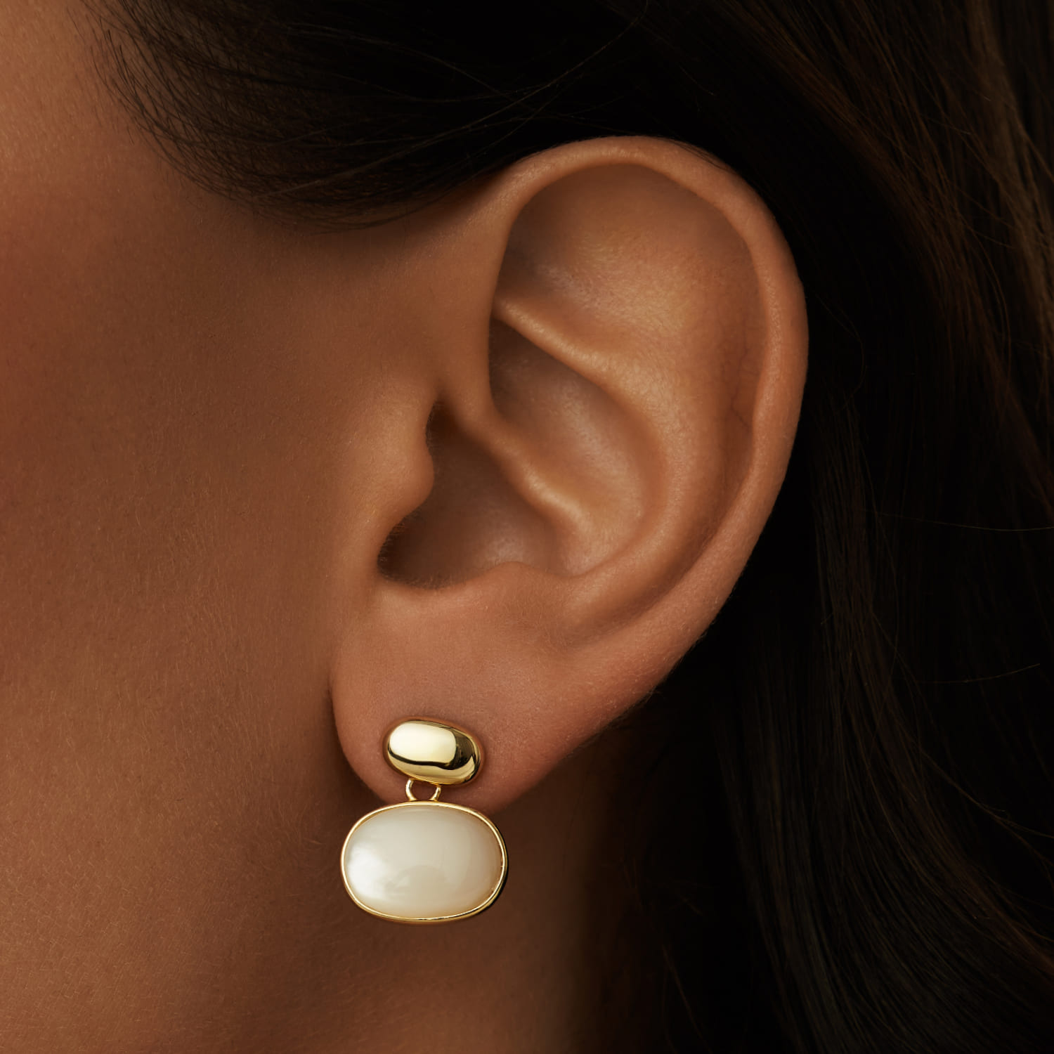 

Овальные серьги с перламутром из серебра в покрытии желтое золото MIE