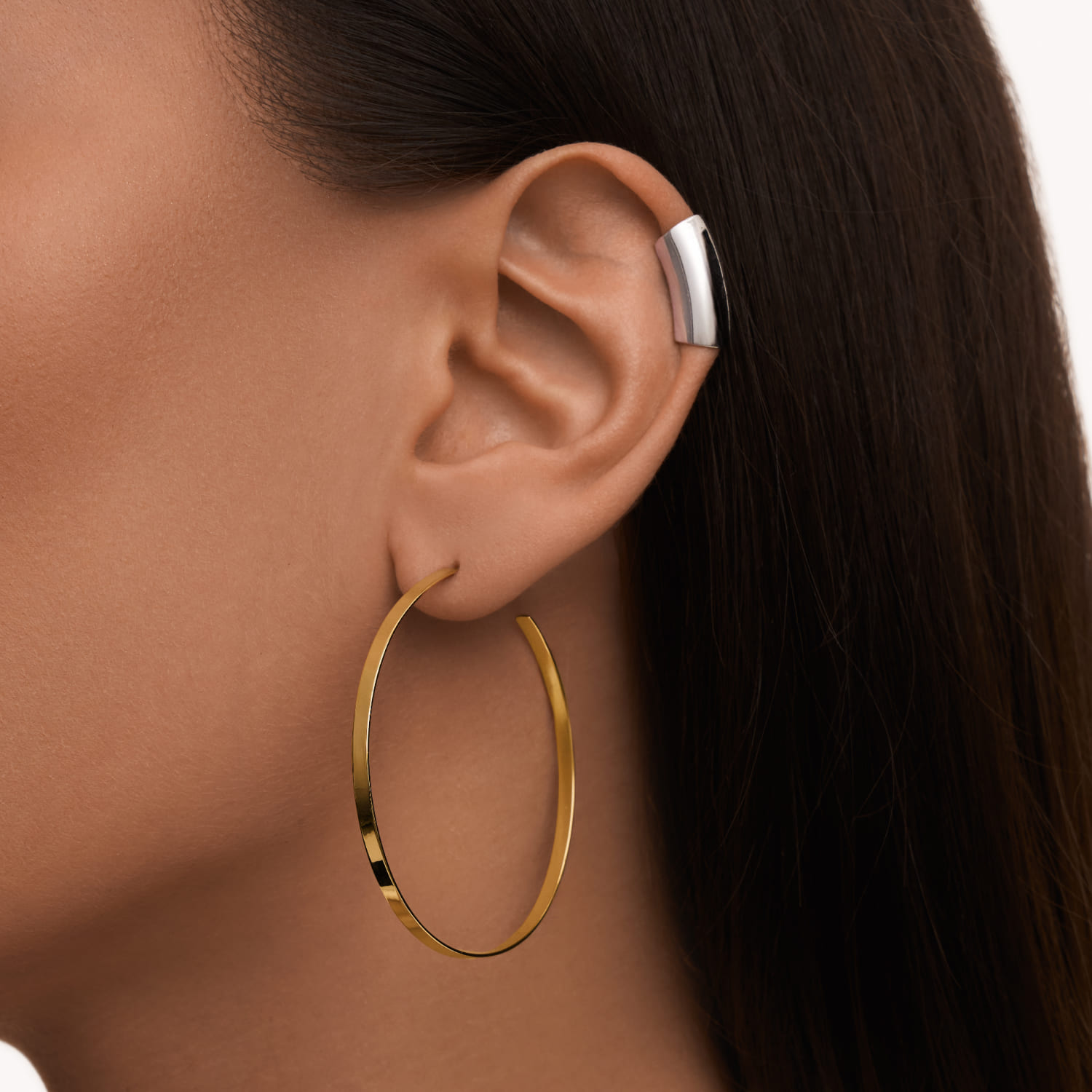 Արծաթե երկար թևնոց՝ խորանարդ ցիրկոնե մետալով MIE