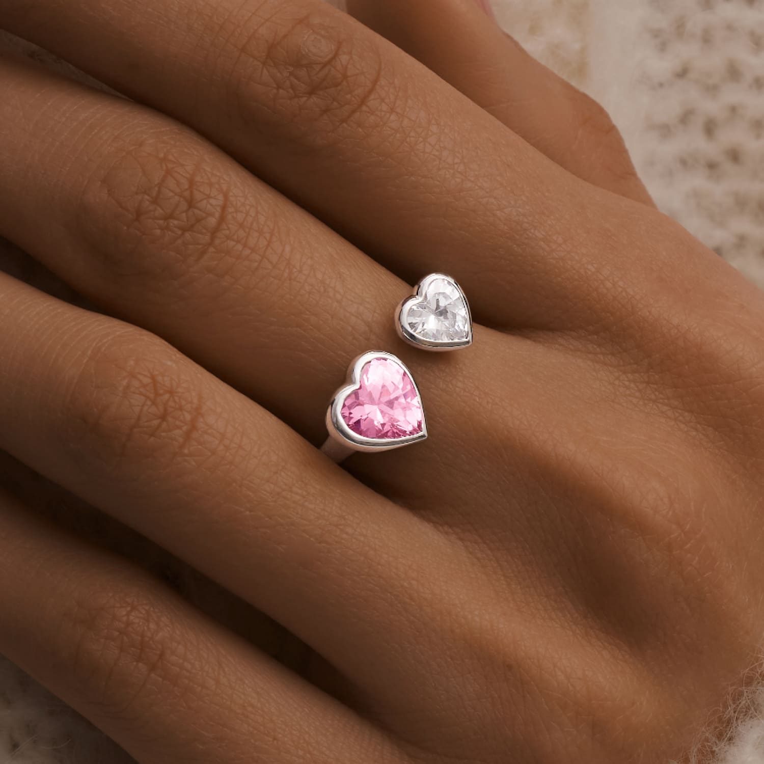 

Серебряное разомкнутое кольцо ЛЮБОВЬ с двумя сердцами MIE