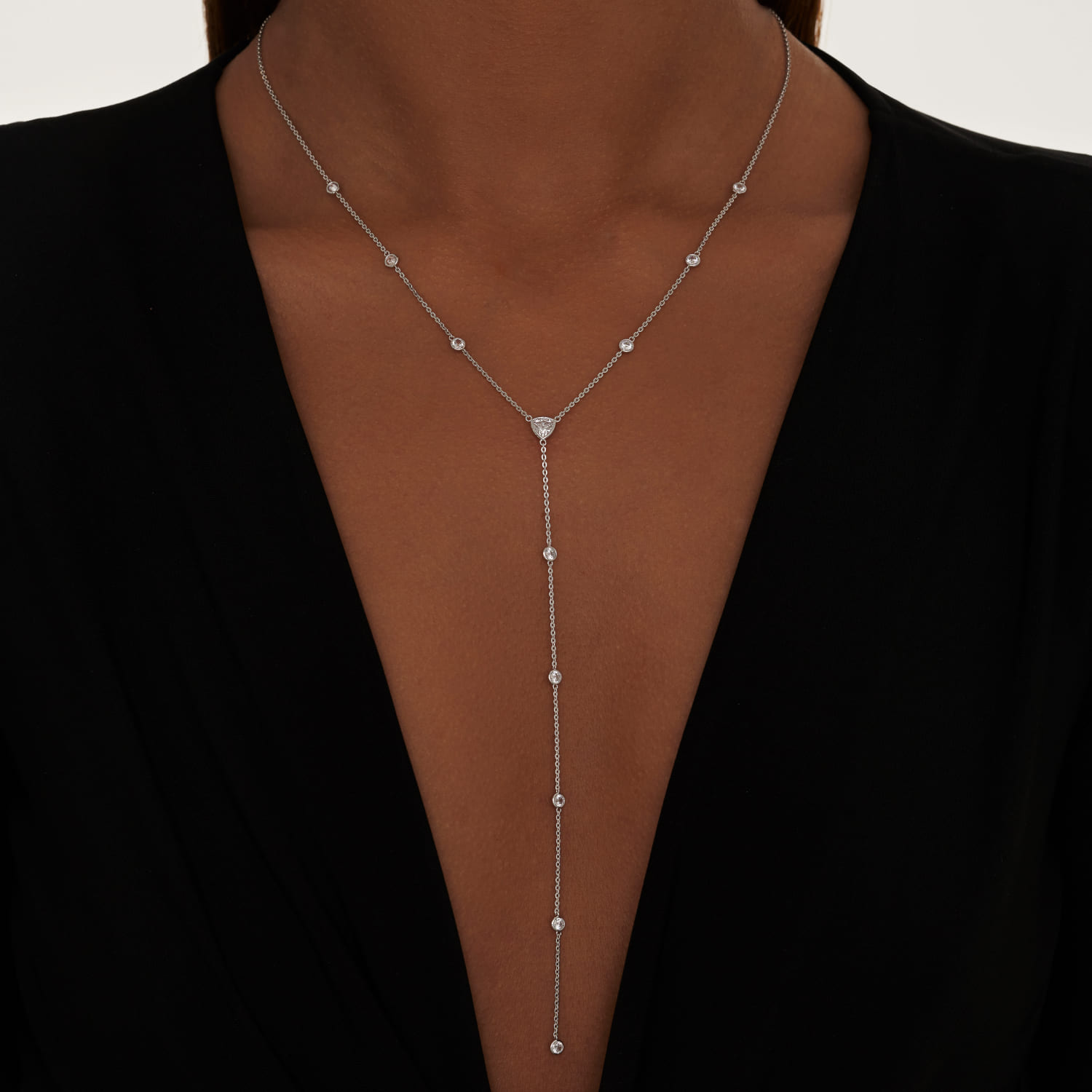 

Серебряное колье-галстук с фианитами MIE