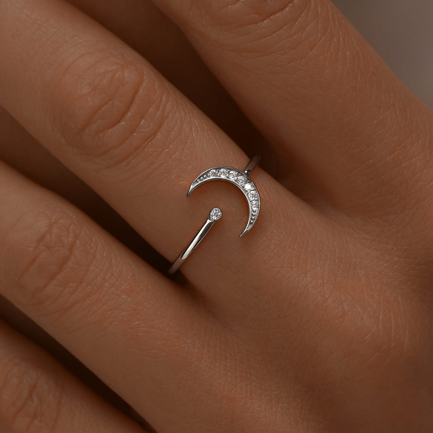 

Регулируемое кольцо из серебра с полумесяцем и фианитами MIESTILO MIE