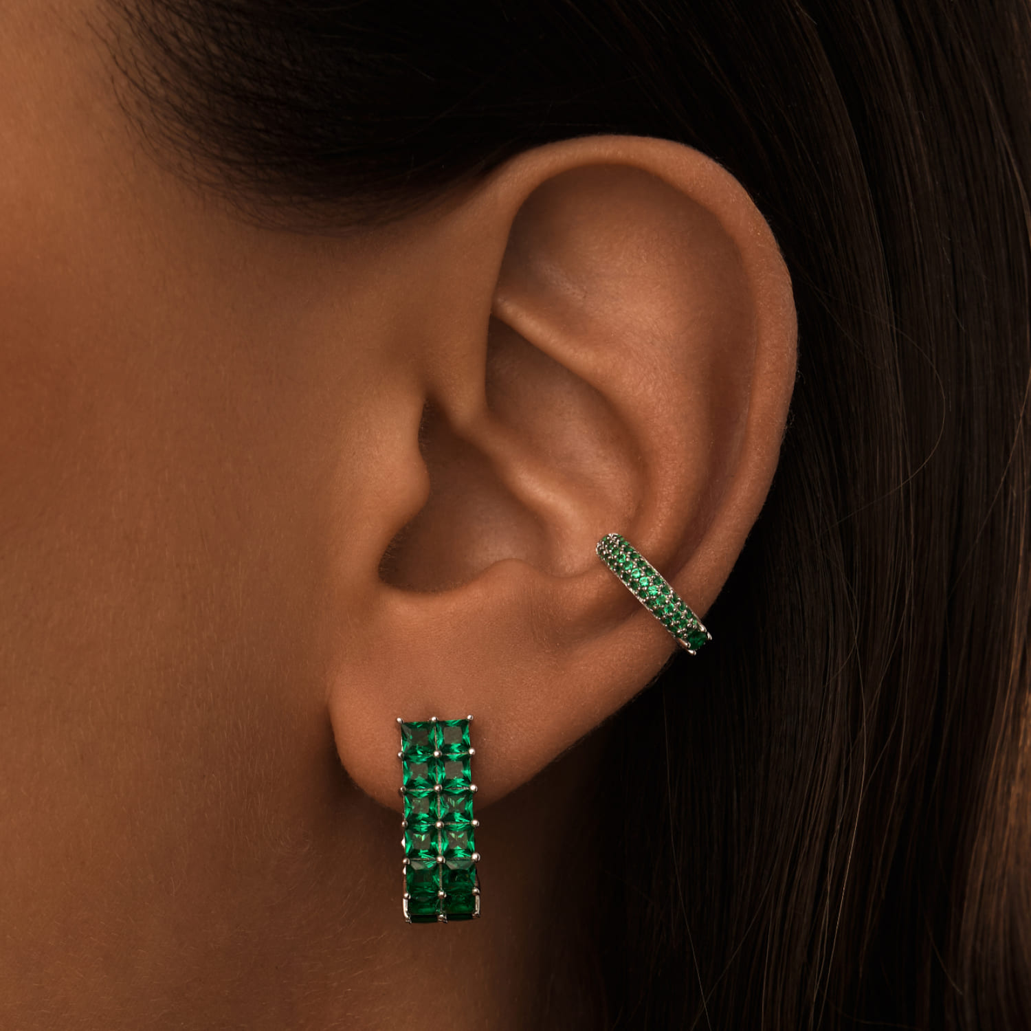 Արծաթե թևնոց կանաչ խորանարդ ցիրկոնե մետալով MIE