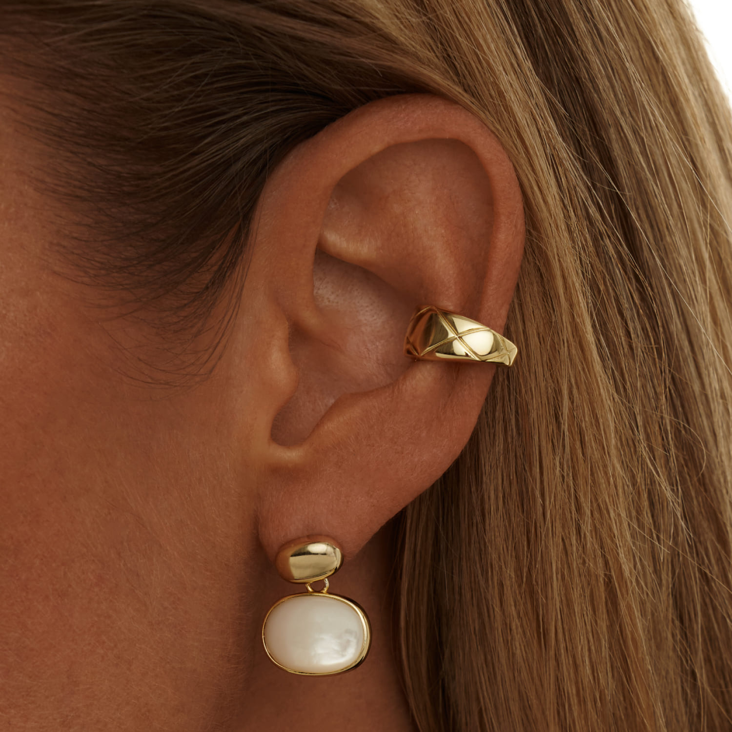 Օվալաձև ականջօղեր մարգարիտով, պատրաստված արծաթից, դեղին ոսկուց պատված MIE