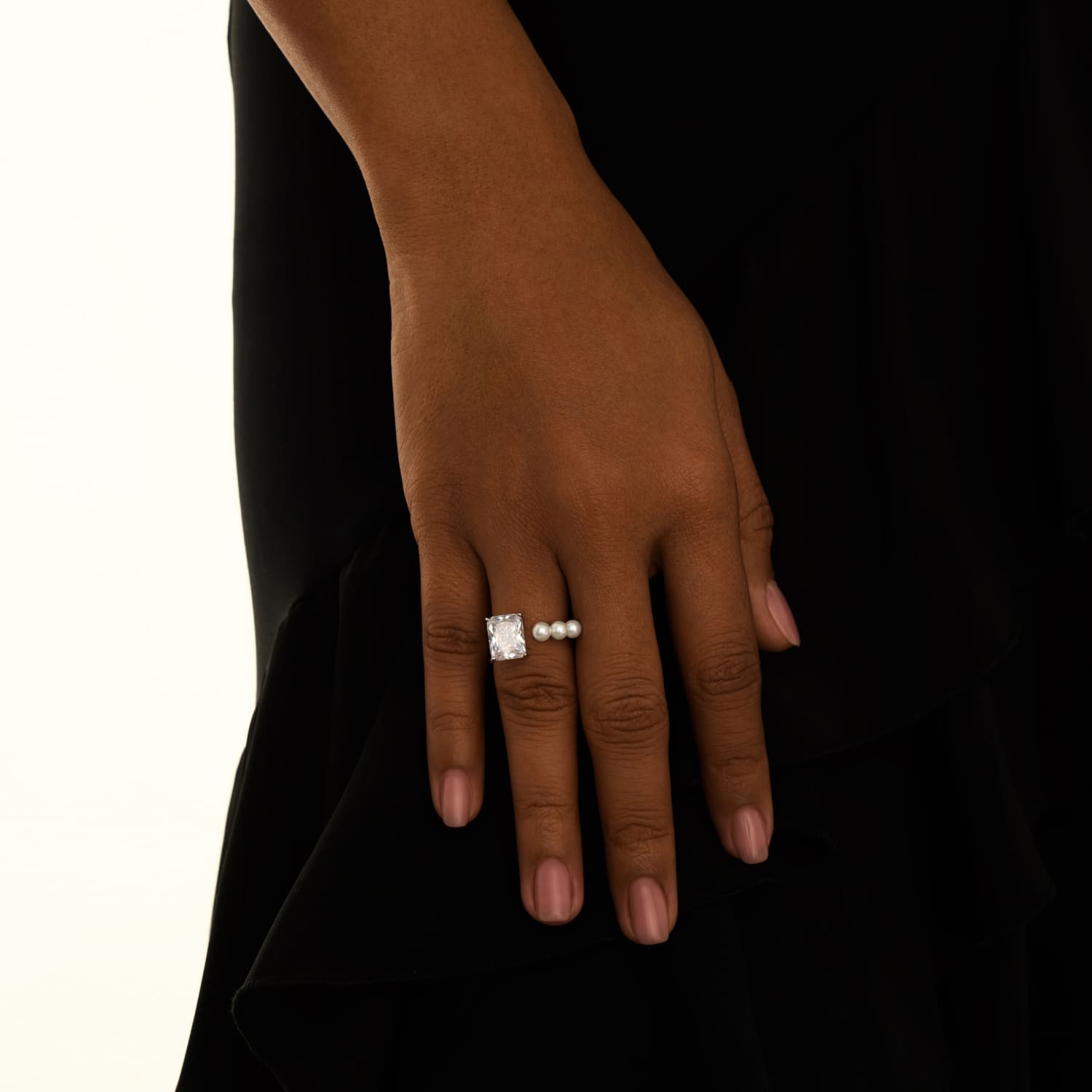 Արծաթե մատանի SICILIA մարգարիտներով և մեծ սպիտակ խորանարդ ցիրկոնե մետալներով MIE