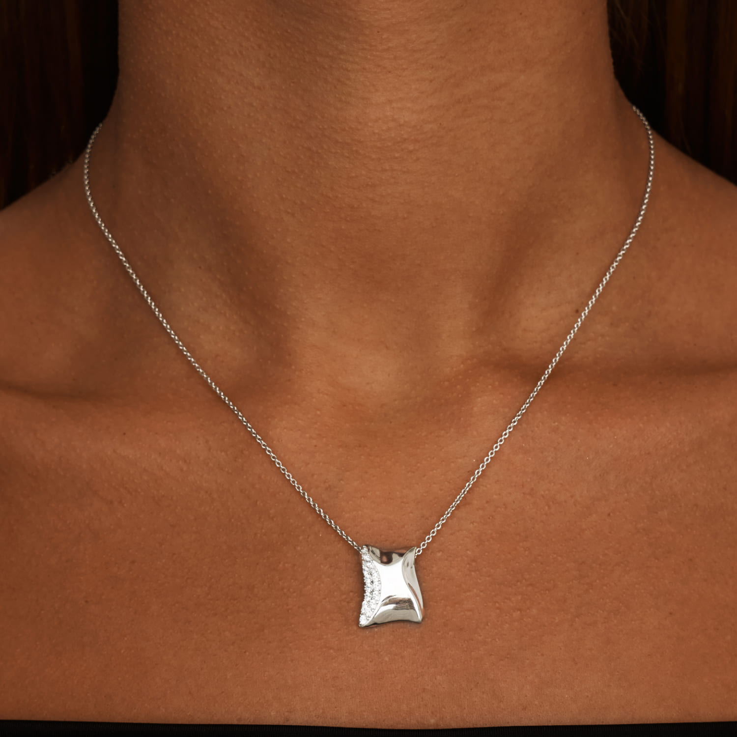 

Серебряное колье с подвеской из мятого металла с фианитами MIE