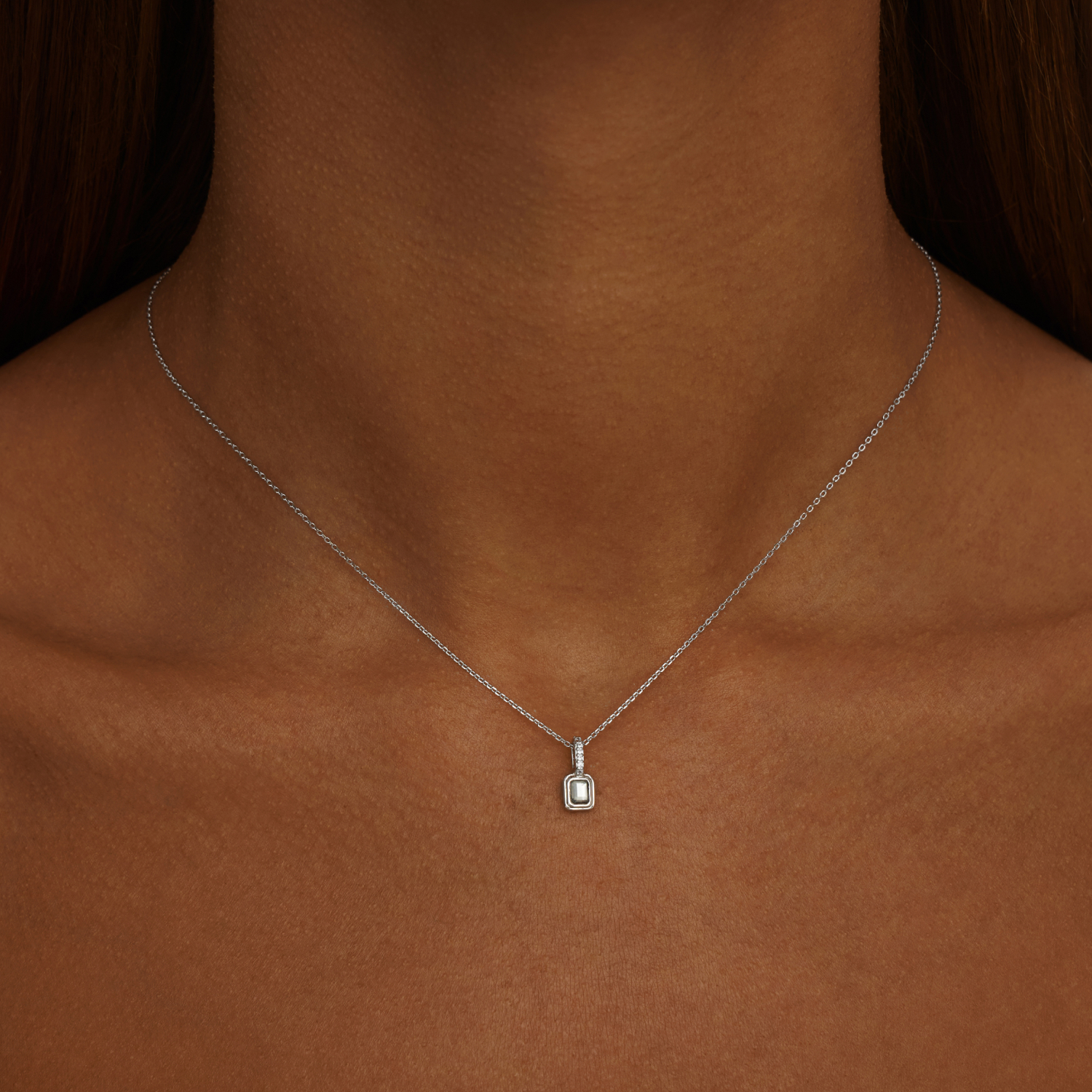 

Серебряное колье с белым топазом MIE