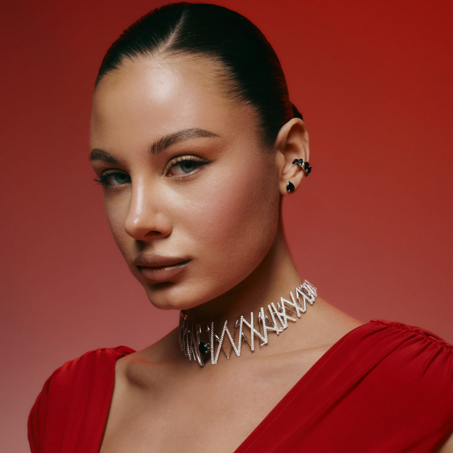 

Серебряные серьги-пусеты EROS с натуральным гранатом MIE