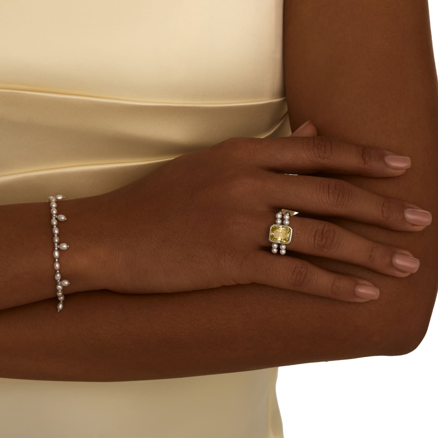 Արծաթե մատանի SICILIA մարգարիտներով և դեղին խորանարդիկ ցիրկոնե մետալով MIE