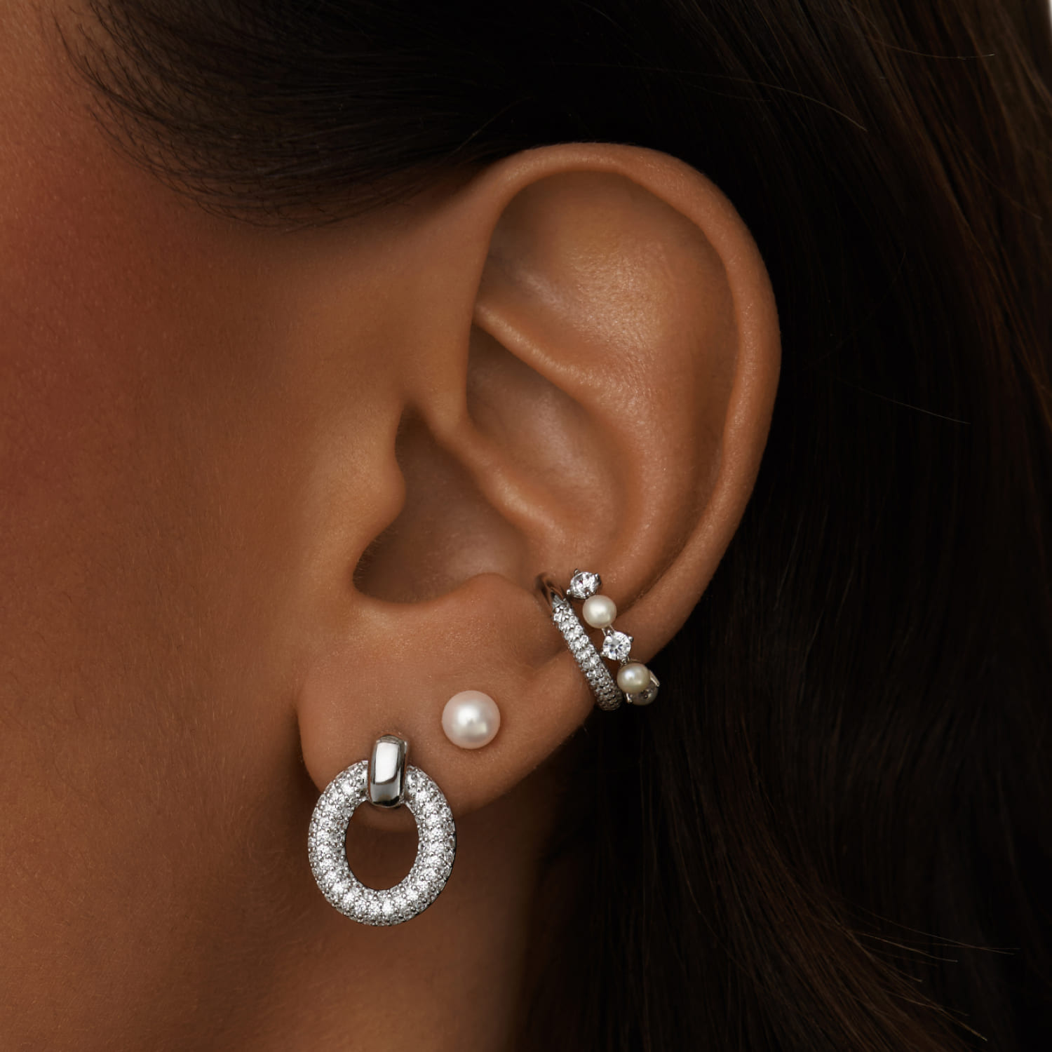 Արծաթե հիմքով թևնոց՝ խորանարդ ցիրկոնիումով MIE