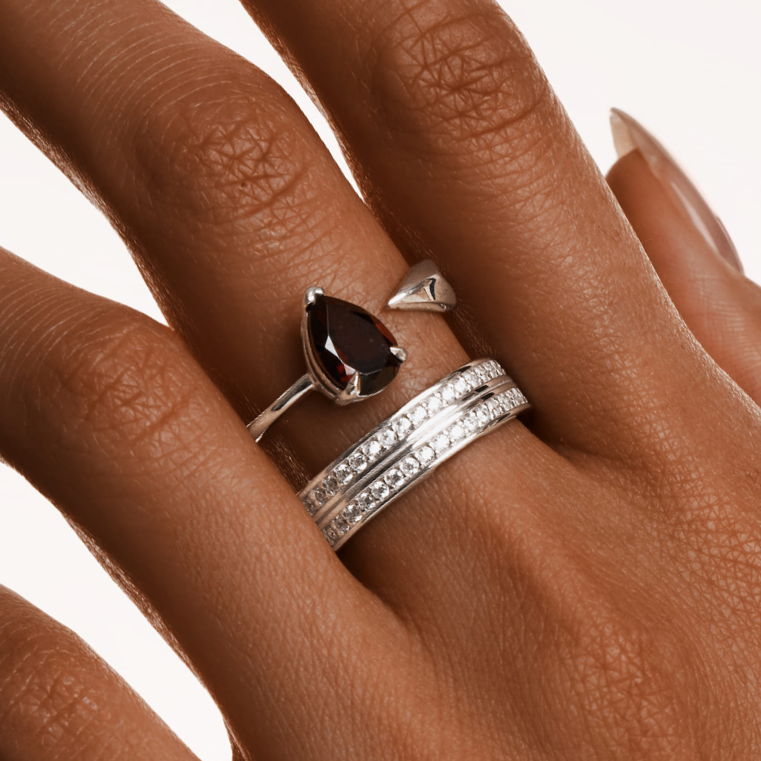 

Серебряное кольцо EROS с натуральным гранатом MIE