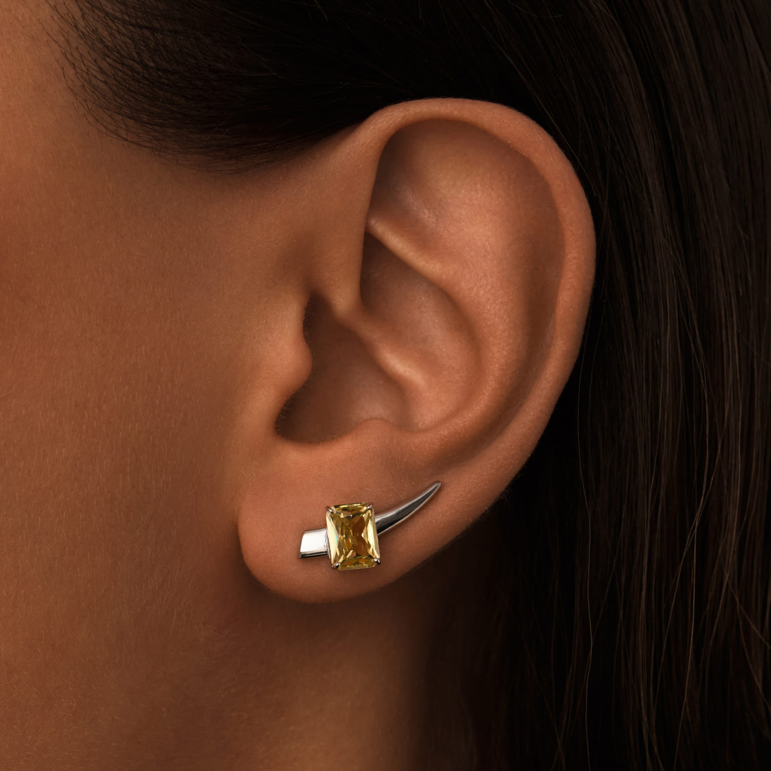 

Серебряные серьги-клаймберы с крупным желтым фианитом MIE