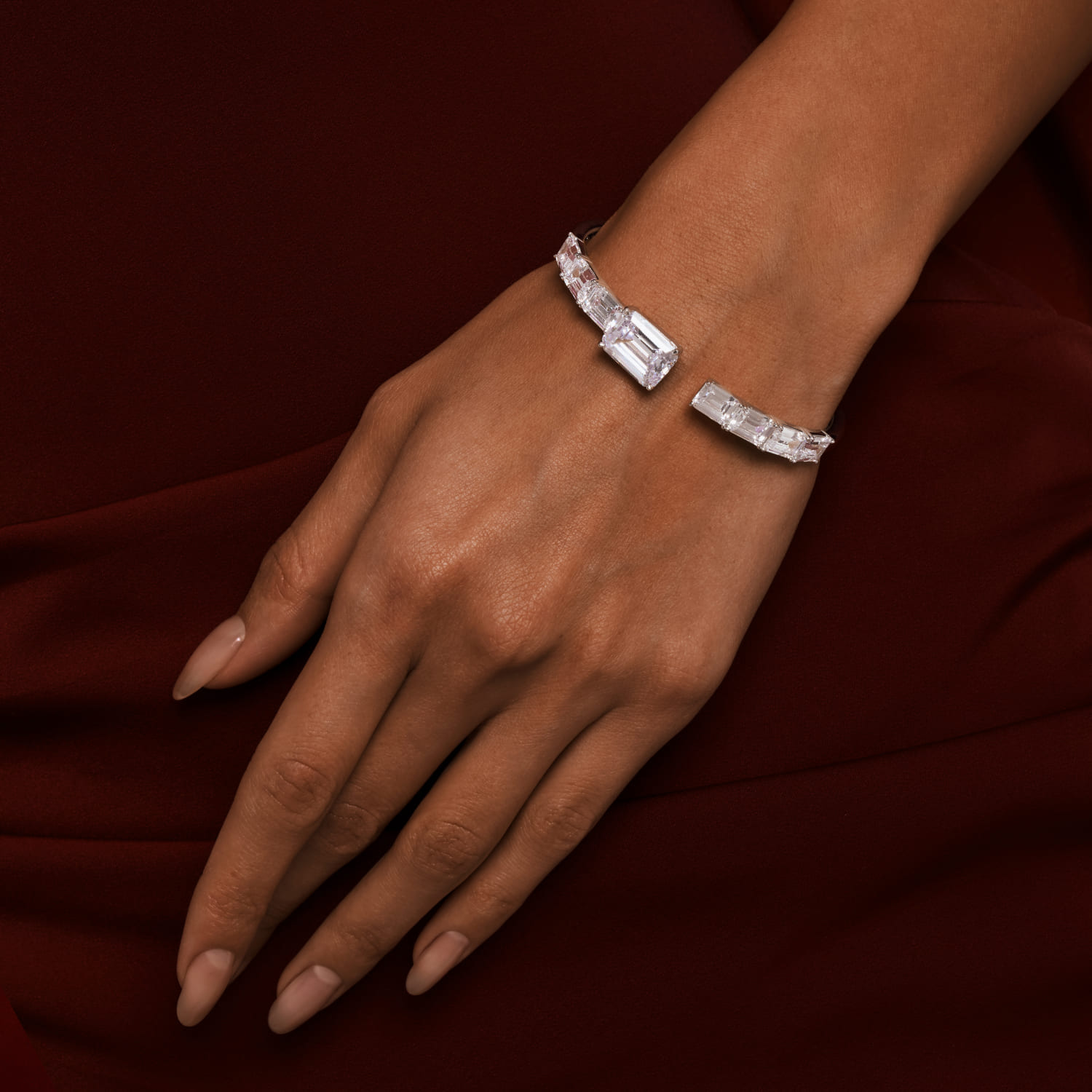 A LA RUSSE արծաթե կոշտ ապարանջան խորանարդ ցիրկոնե մետալով MIE