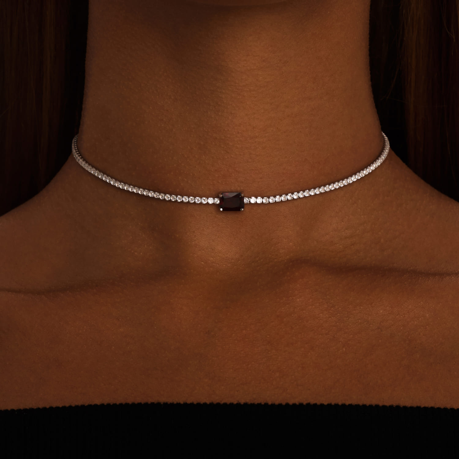 

Теннисное серебряное колье-чокер с бордовым камнем MIE