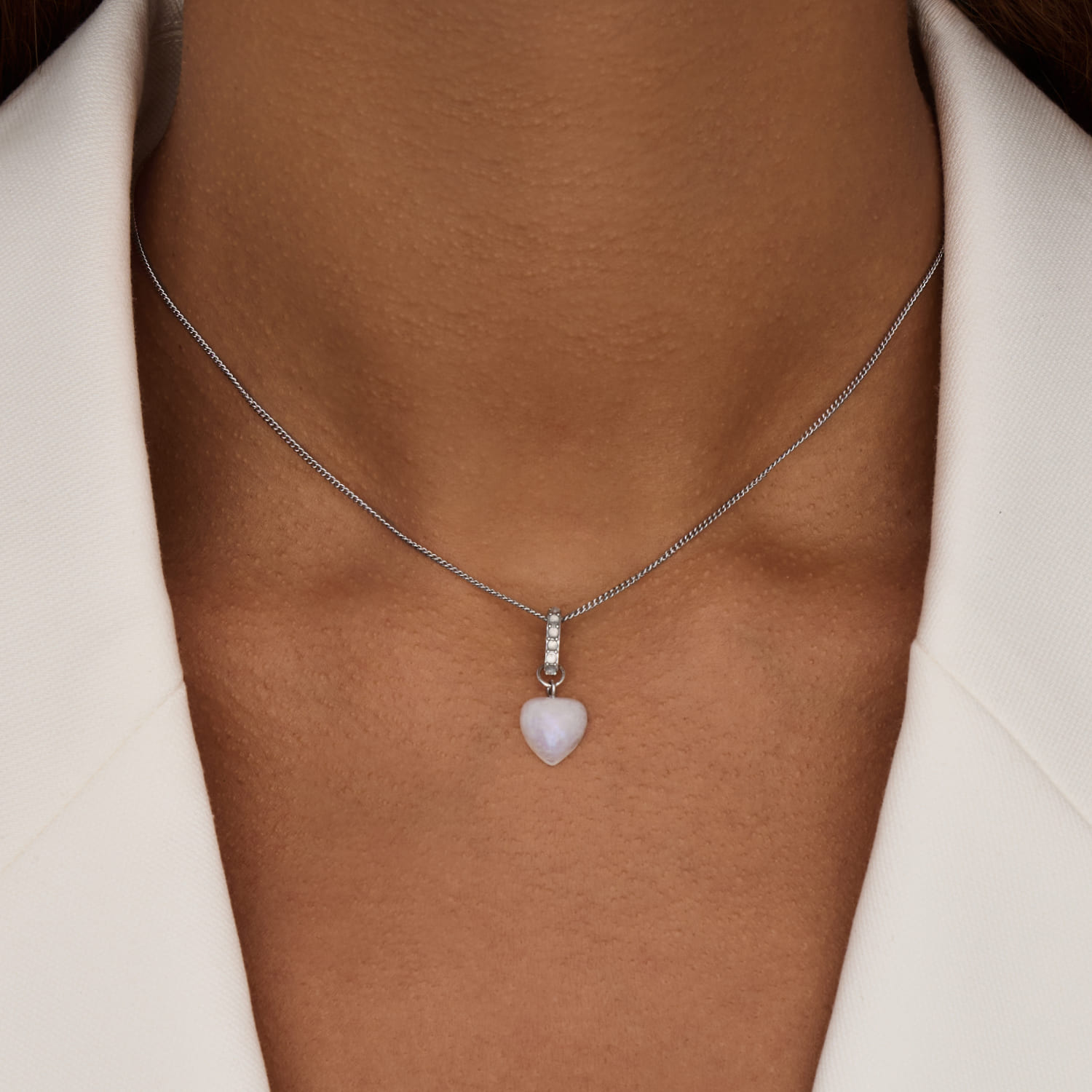 

Серебряное колье с подвеской из натурального лунного камня и фианитов MIESTILO MIE