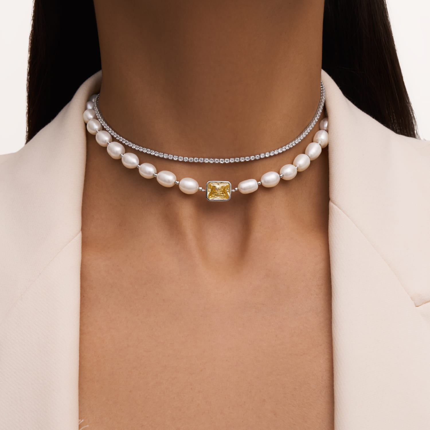 Արծաթե չոկե վզնոց՝ խորանարդ ցիրկոնե մետալով MIE