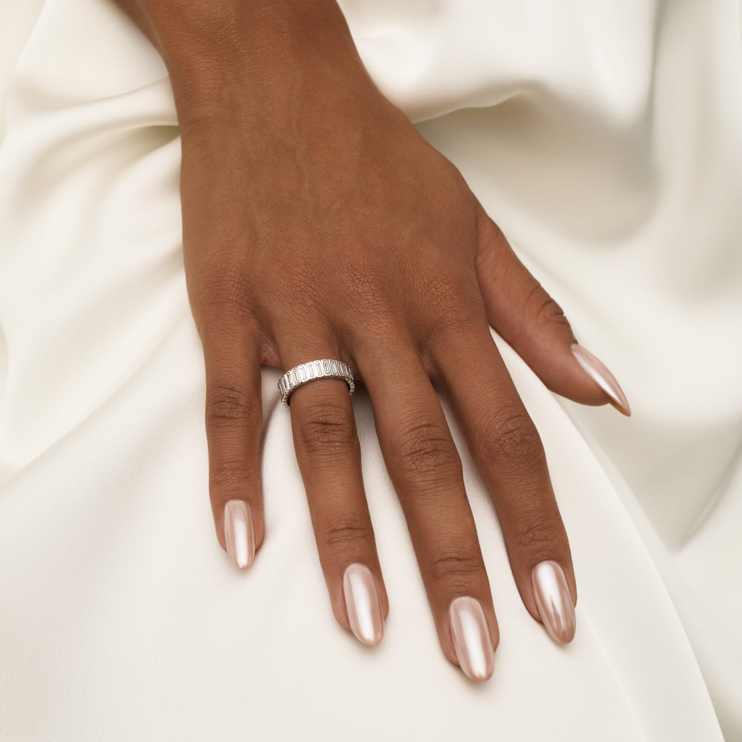 Լայն արծաթե մատանի՝ բագետային կտրվածքով խորանարդ ցիրկոնիումի հետքերով MIESTILO MIE