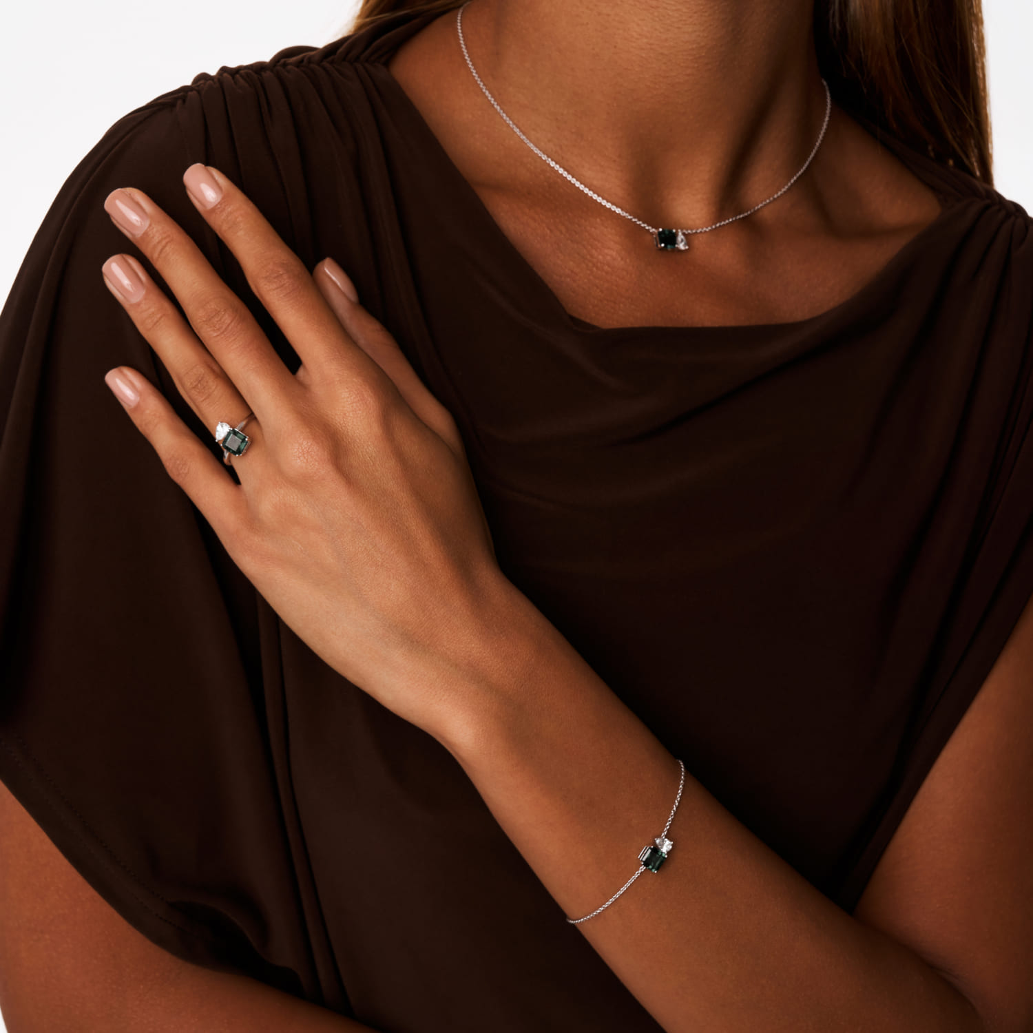 ESSENCE արծաթե ապարանջան մշակված զմրուխտով MIE