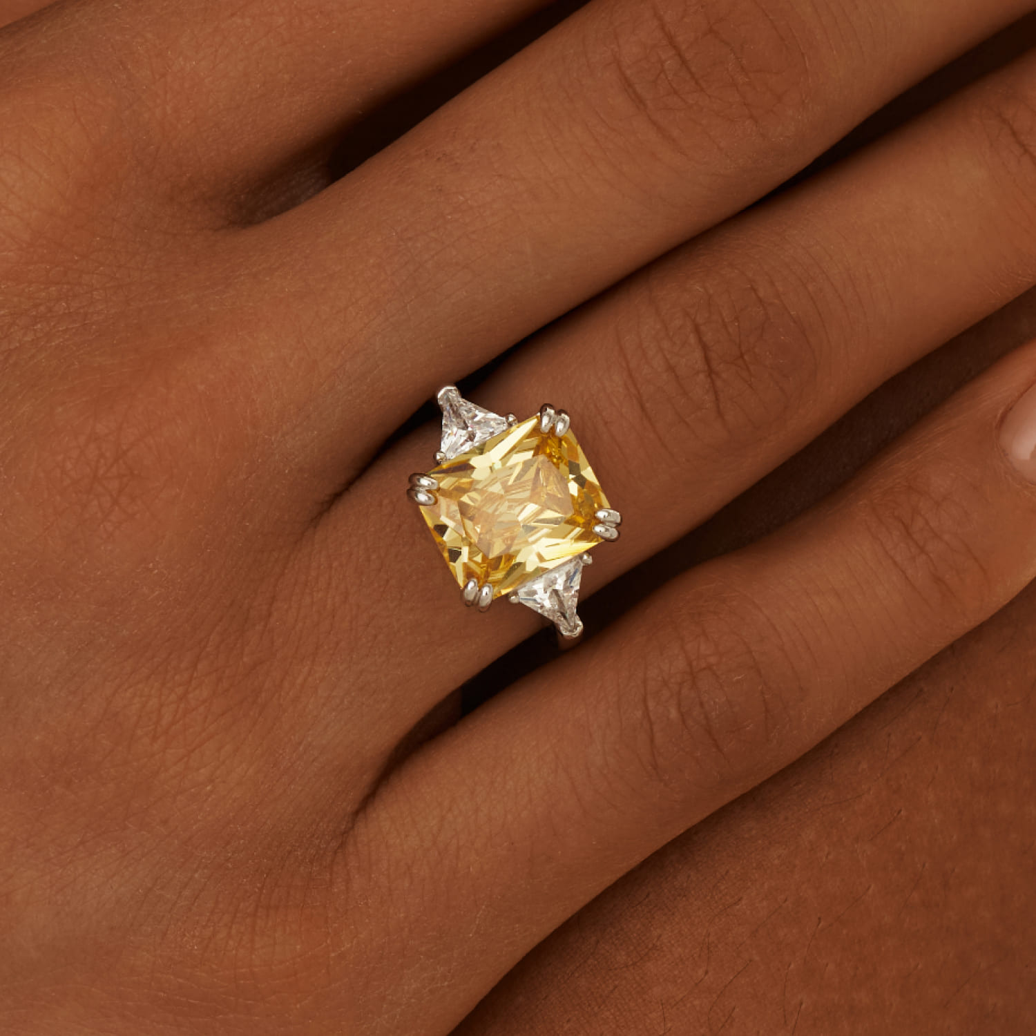 

Серебряное крупное кольцо с желтым фианитом MIE